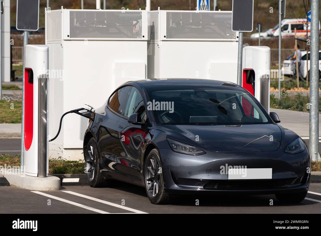Voiture électrique avec station de charge Banque D'Images