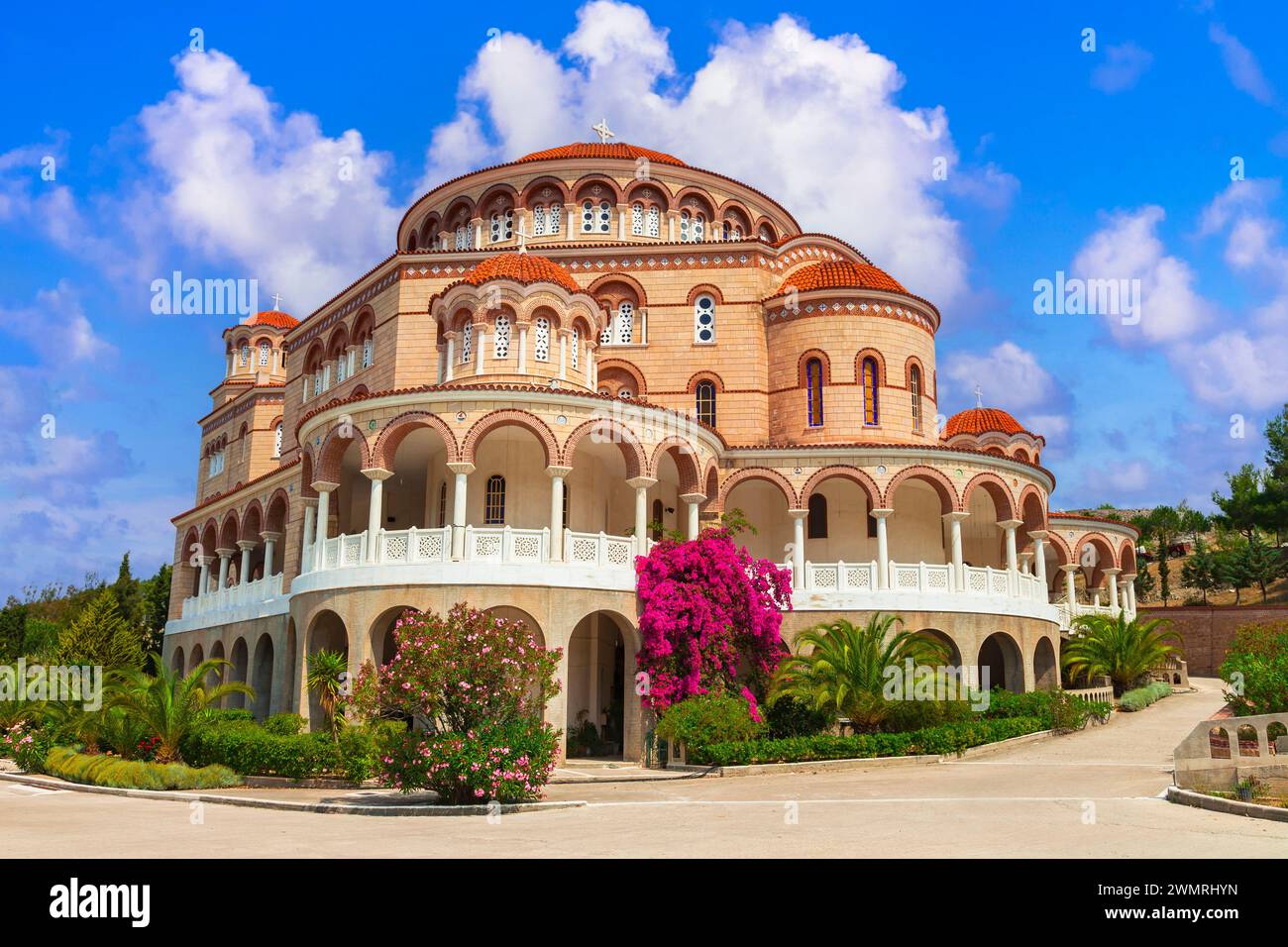 Grèce voyage et monuments. Saronics île Aegina (Egina) . Impressionnant monastère orthodoxe Agios Nektarios et église Banque D'Images