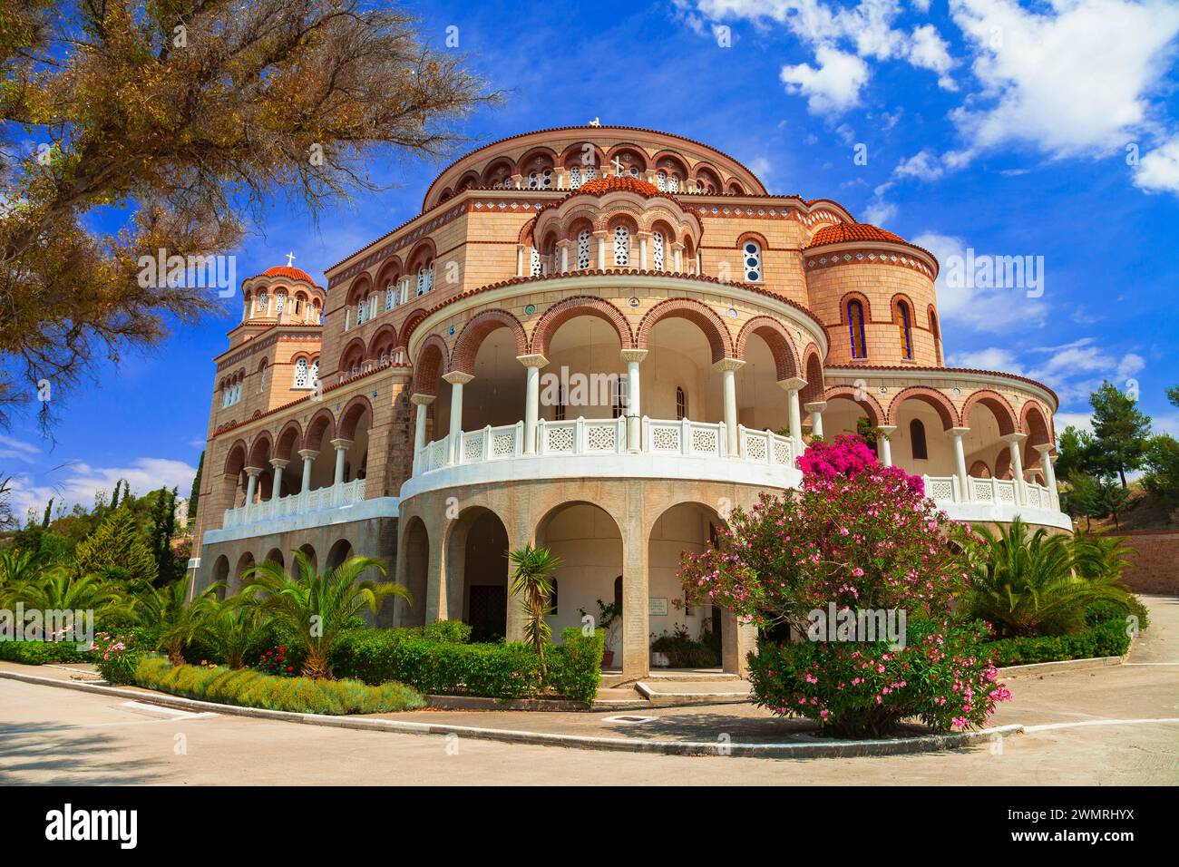 Grèce voyage et monuments. Saronics île Aegina (Egina) . Impressionnant monastère orthodoxe Agios Nektarios et église Banque D'Images