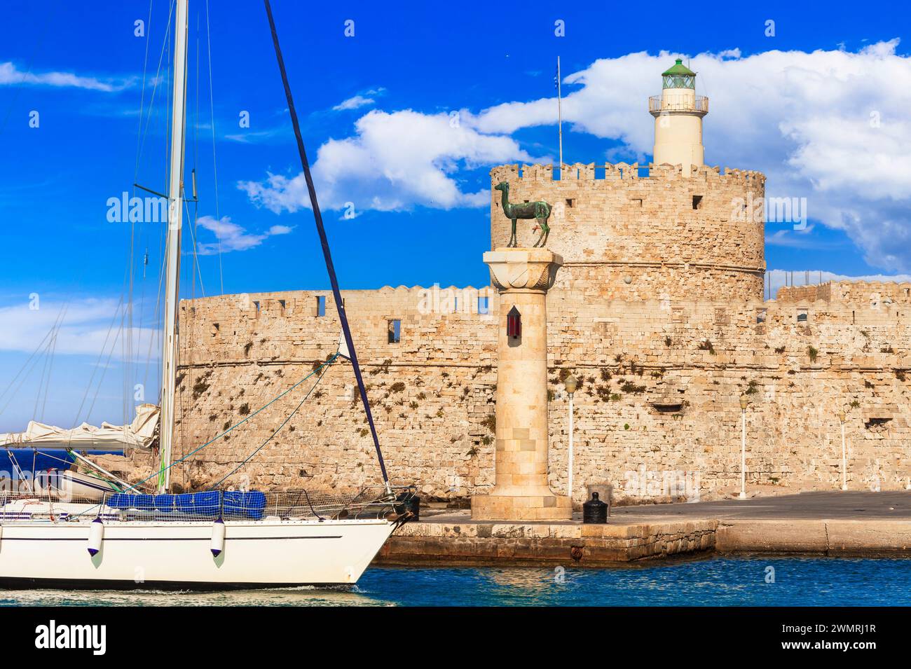 Voyage Grèce, Dodécanèse. Rhodes Island. Port Mandraki avec statue symbole de cerf et saillboats Banque D'Images