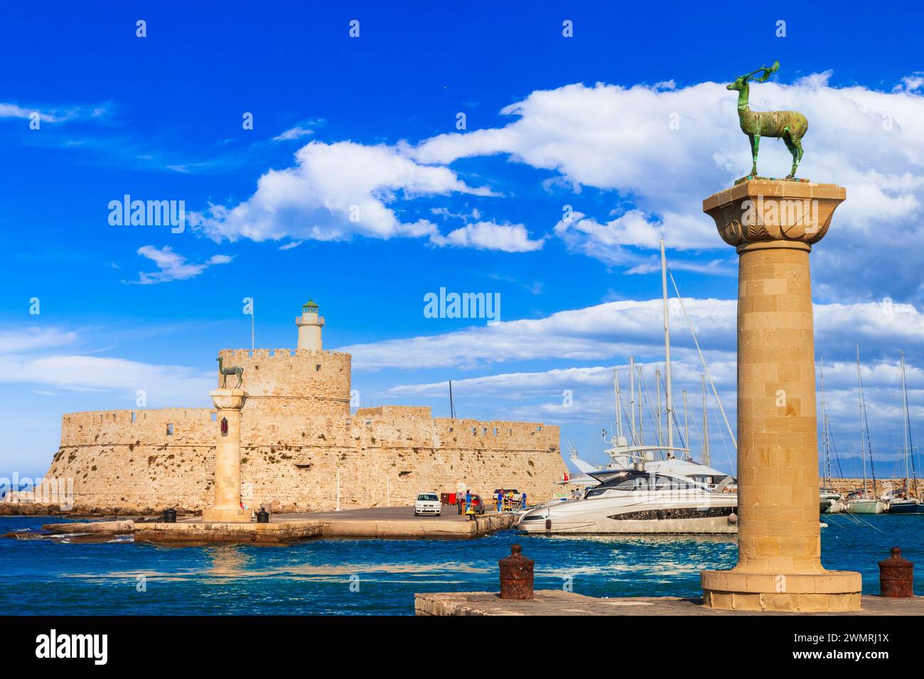 Voyage Grèce, Dodécanèse. Rhodes Island. Entrée du port de Mandraki avec statue symbole de cerf et vieux phare Banque D'Images