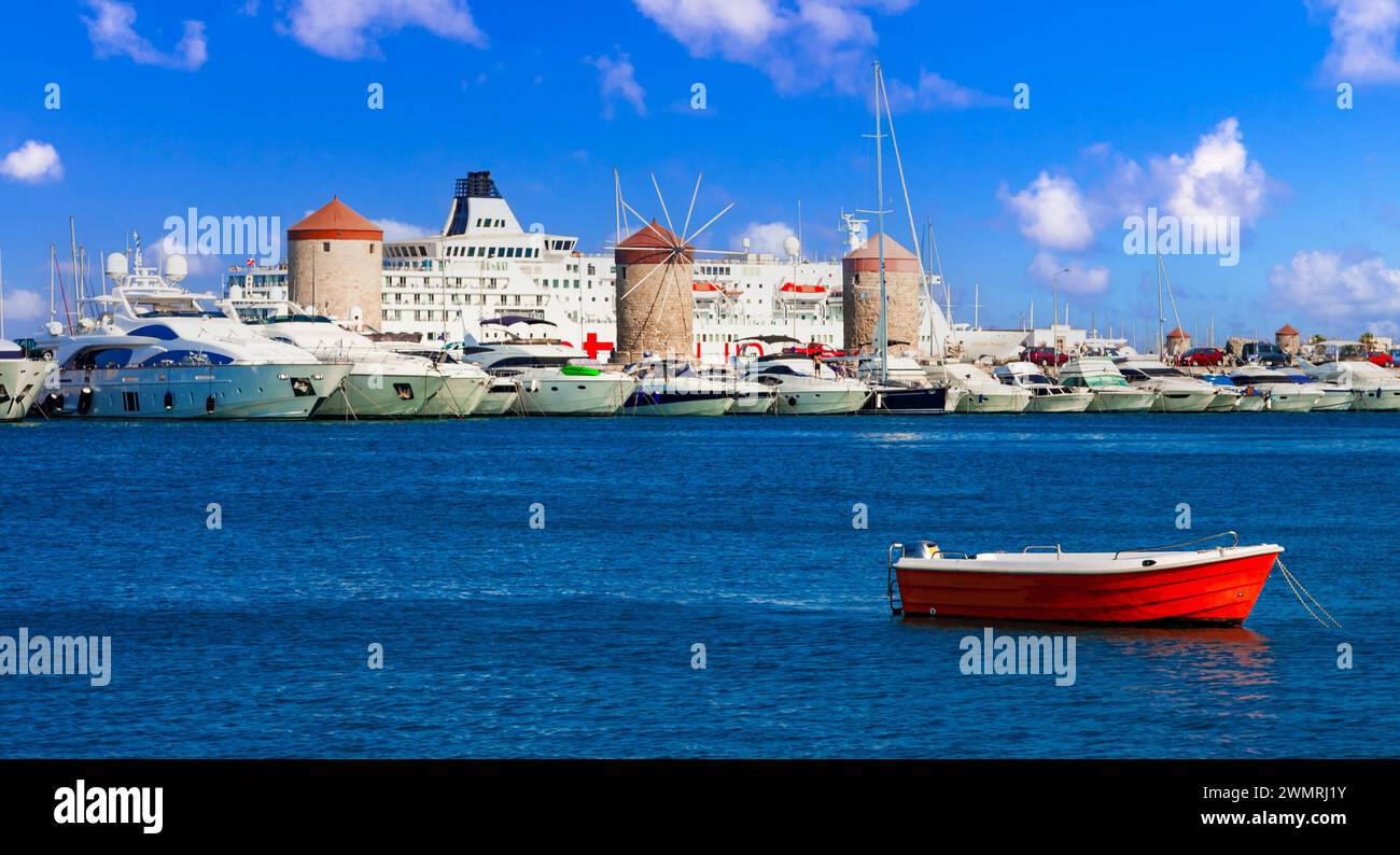 Voyage Grèce, Dodécanèse. Rhodes Island. Port de Mandraki avec bateaux de croisière et vieux mils à vent Banque D'Images