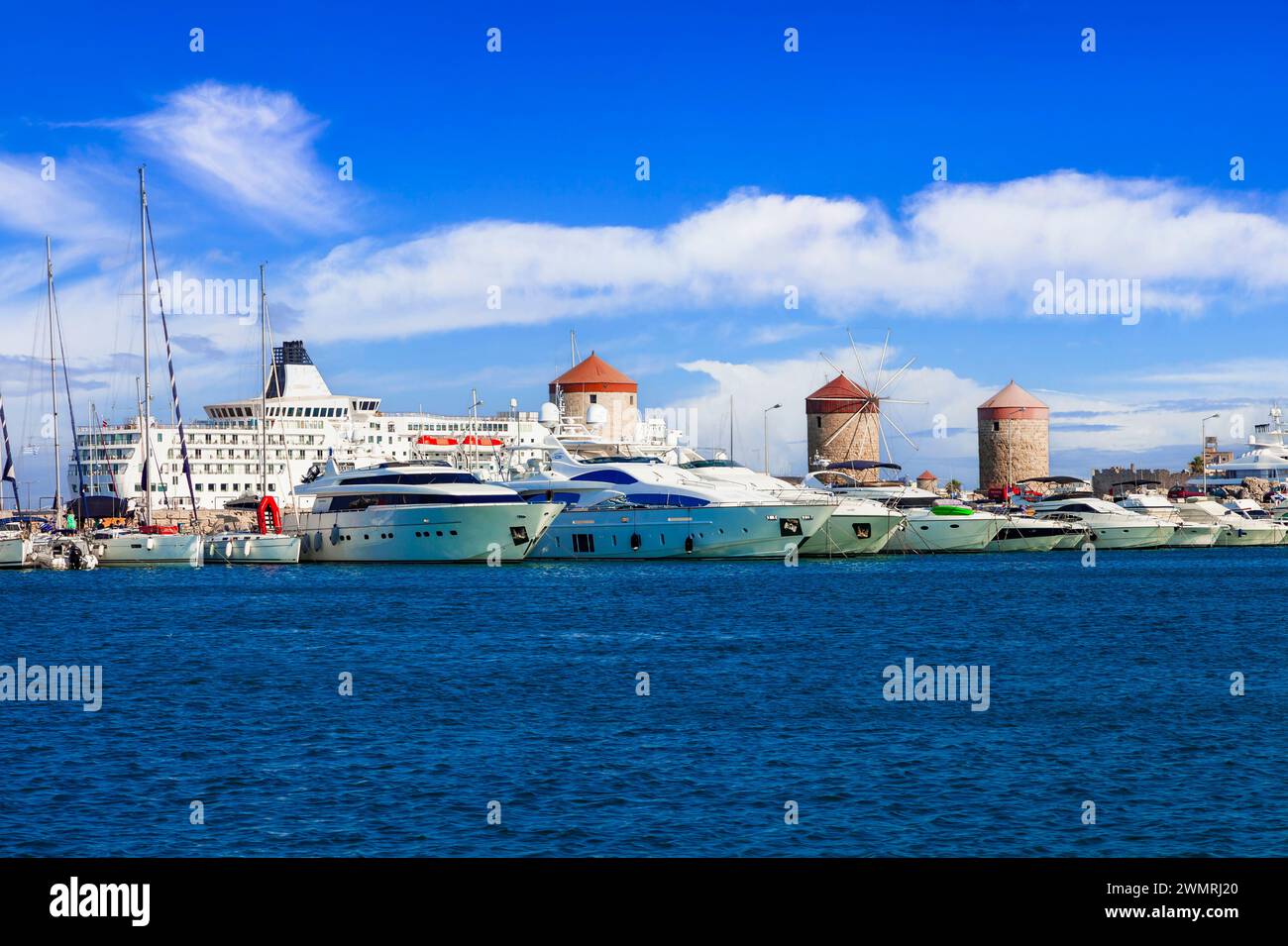 Voyage Grèce, Dodécanèse. Rhodes Island. Port de Mandraki avec bateaux de croisière et vieux mils à vent Banque D'Images