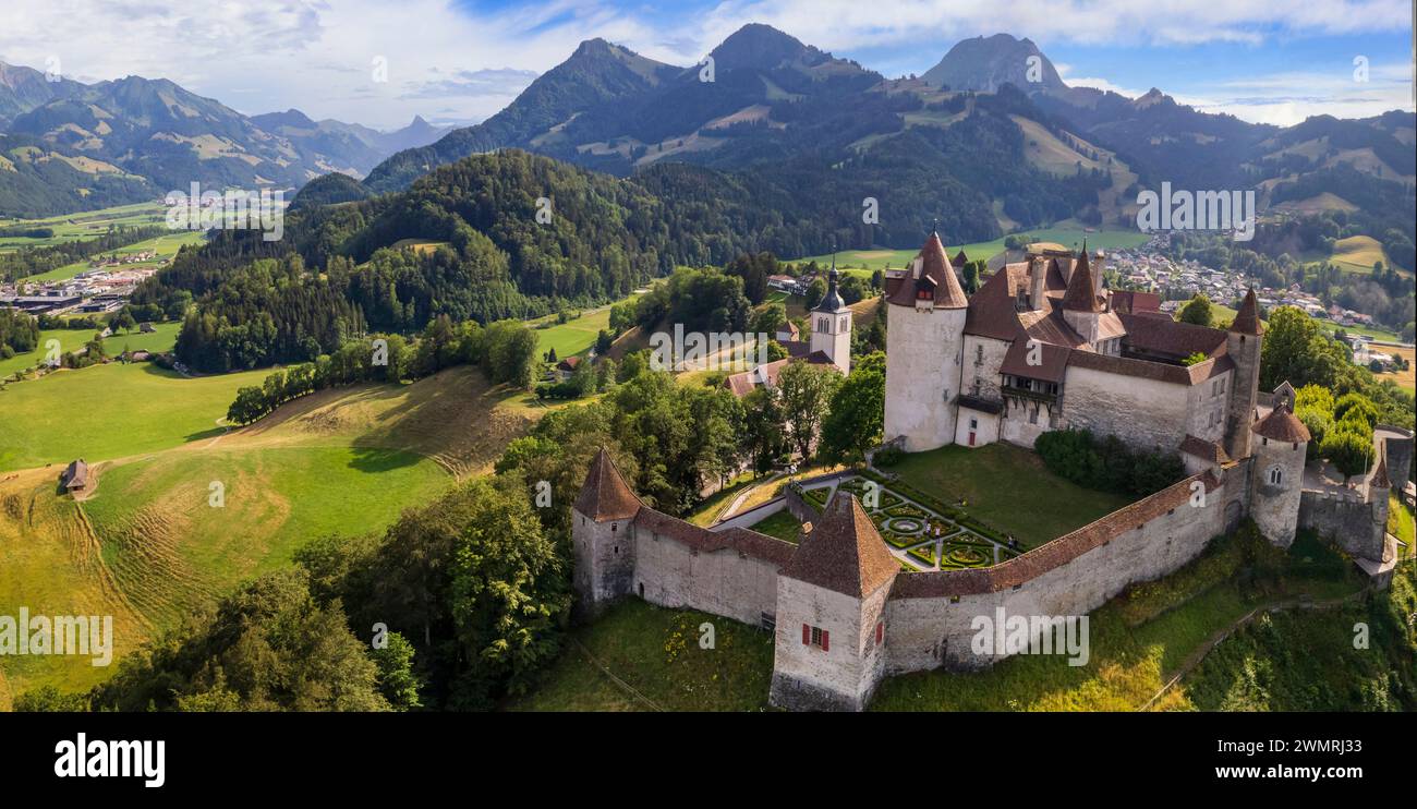 Suisse voyage et monuments. Pittoresque village médiéval et château de Gruyère. canton de Fribourg. Vidéo drone aérien Banque D'Images