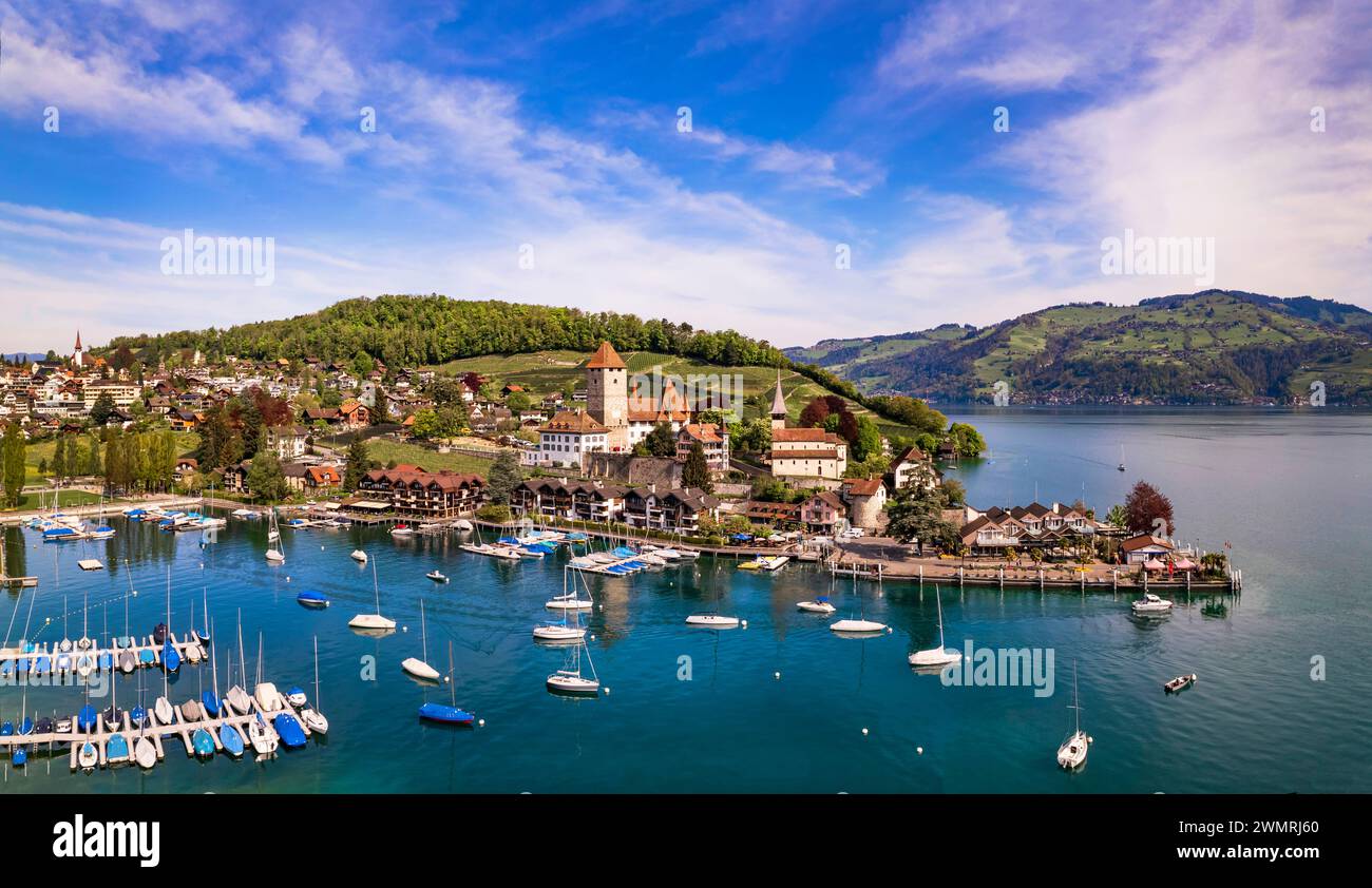 Canton de Berne en Suisse. Panorama drone aérien sur le lac de Thoune et le village de Spiez avec château médiéval et vieille ville Banque D'Images