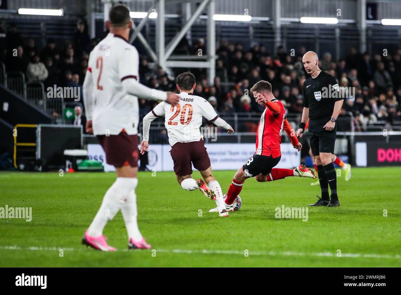 Luton, Royaume-Uni. 25 février 2024. Cauley Woodrow de Luton Town marque le premier but de son équipe lors du match de 5e tour de Luton Town FC vs Manchester City FC Emirates FA Cup à Kenilworth Road, Luton, Angleterre, Royaume-Uni le 27 février 2024 Credit : Every second Media/Alamy Live News Banque D'Images