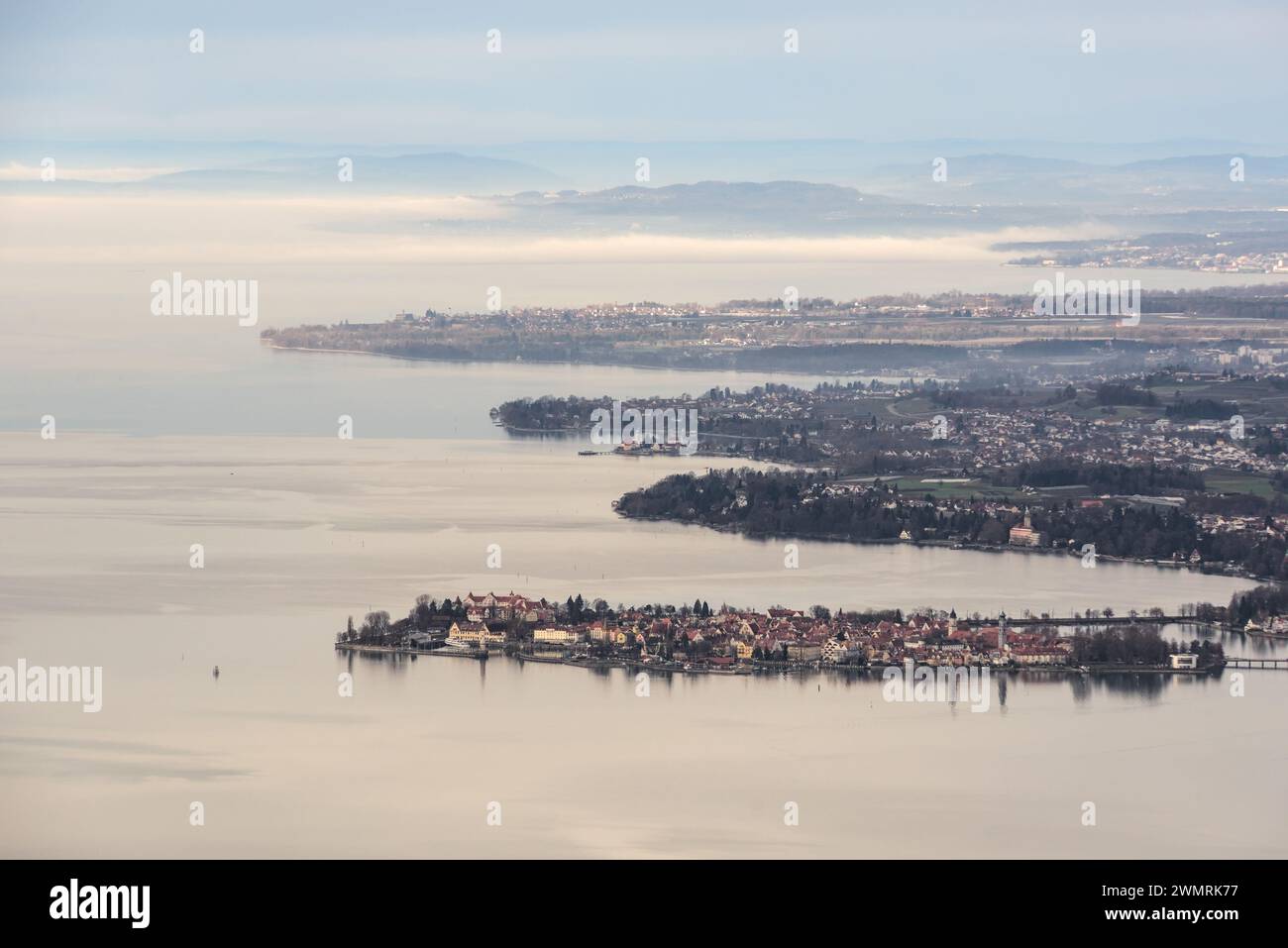 vue sur le lac de constance en février. Le bodensee et la vallée du rhin photographiés depuis le Pfänder à bregenz. Banque D'Images