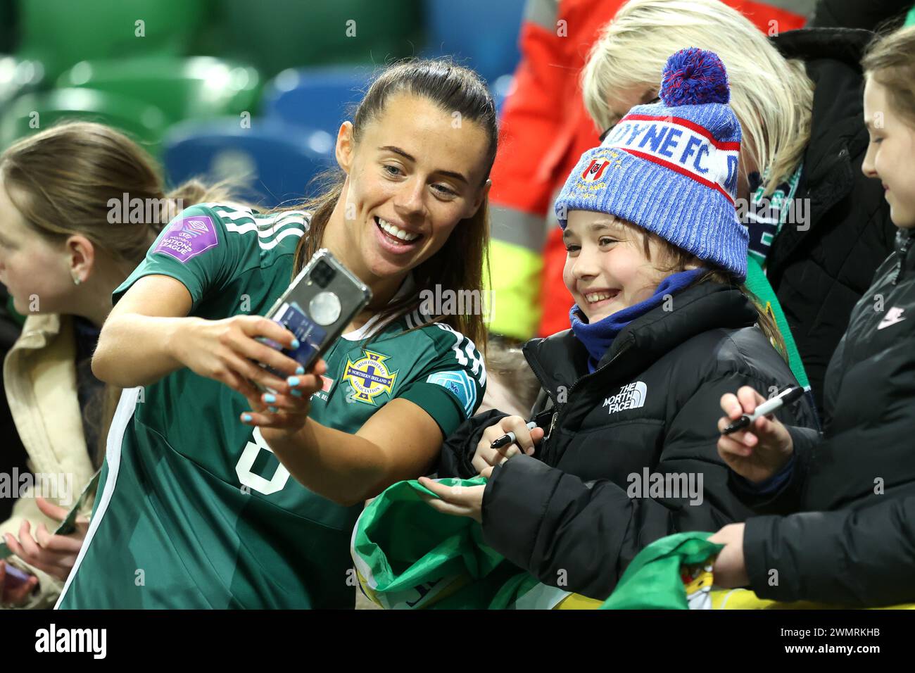Laura Rafferty, de l'Irlande du Nord, prend une photo avec un fan après le match de 2e manche de la promotion/relégation de l'UEFA Women's Nations League à Windsor Park, Belfast. Date de la photo : mardi 27 février 2024. Banque D'Images