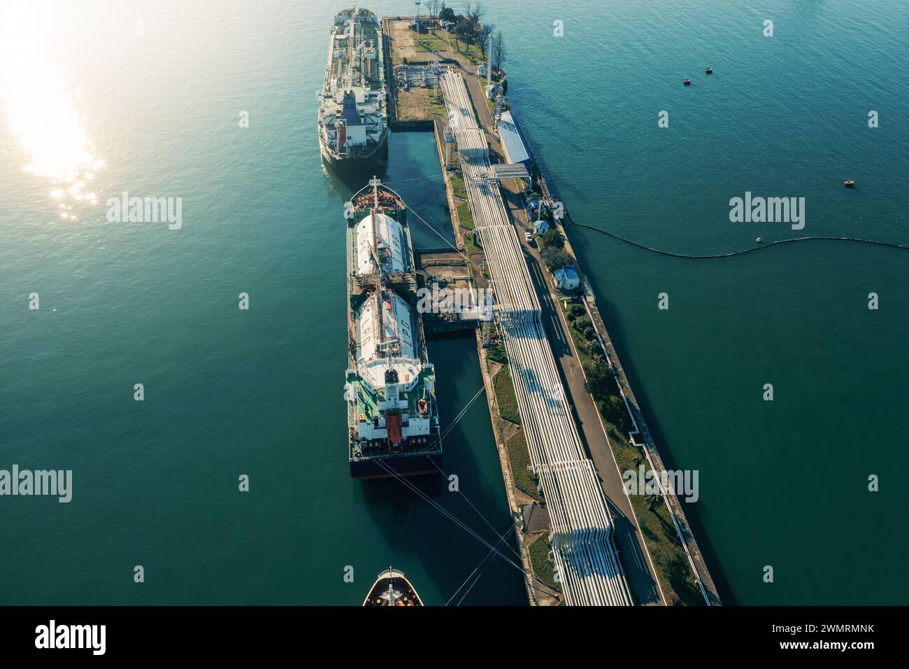 Vue aérienne des pétroliers de GPL amarrés au port industriel commercial, terminal de manutention de gaz de pétrole liquéfié. Banque D'Images