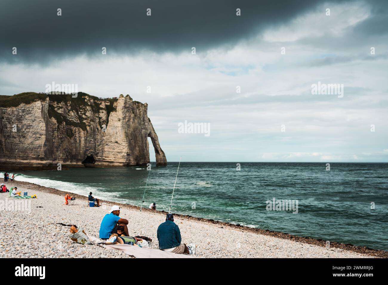 Chuchotements de vent, échos de vagues. Falaises d'Étretat : la poésie sculptée de la nature Banque D'Images