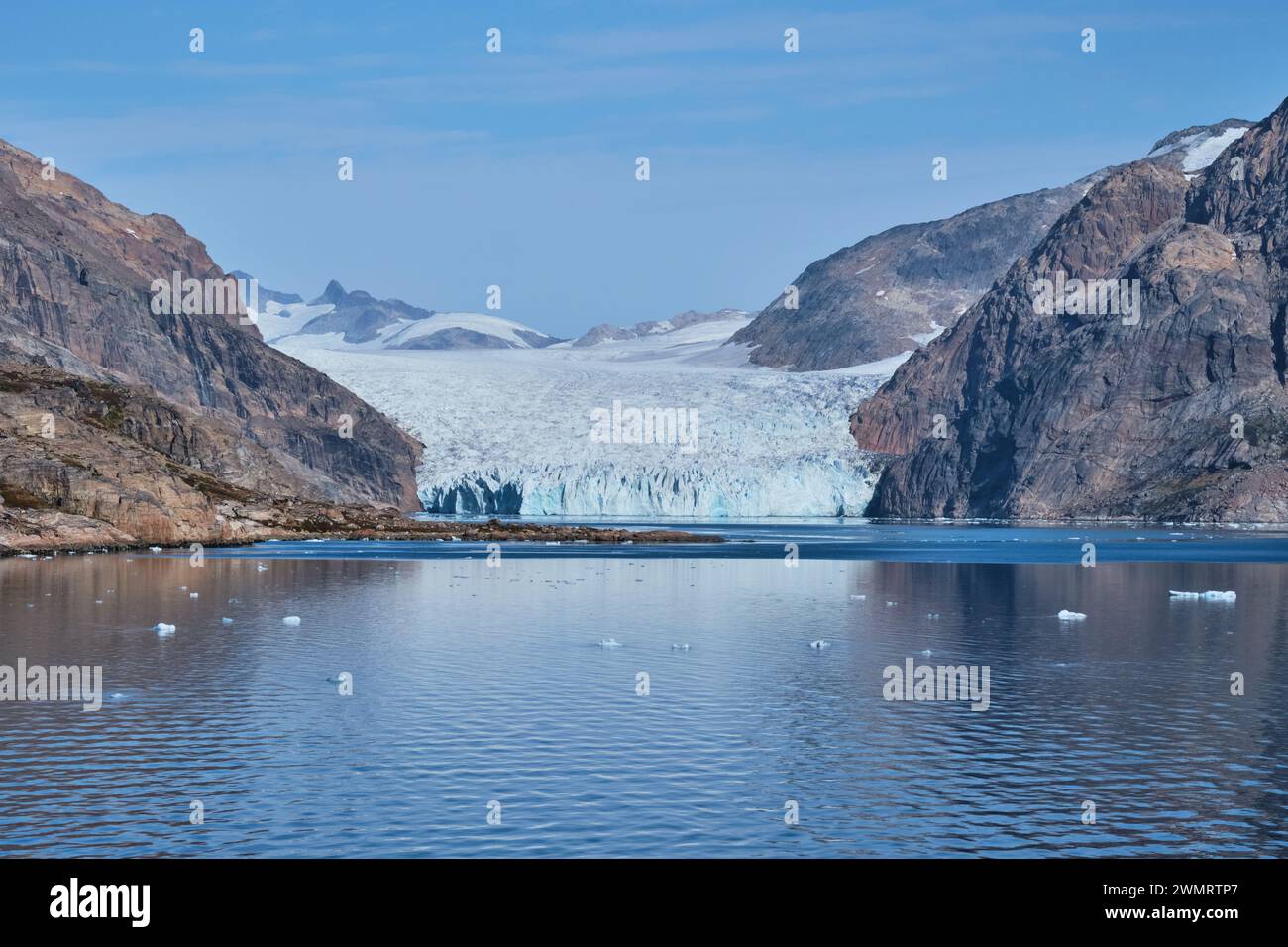 Le spectaculaire glacier Kuannit rencontre un fjord étroit au large de Prins Christian Sund dans le sud du Groenland Banque D'Images