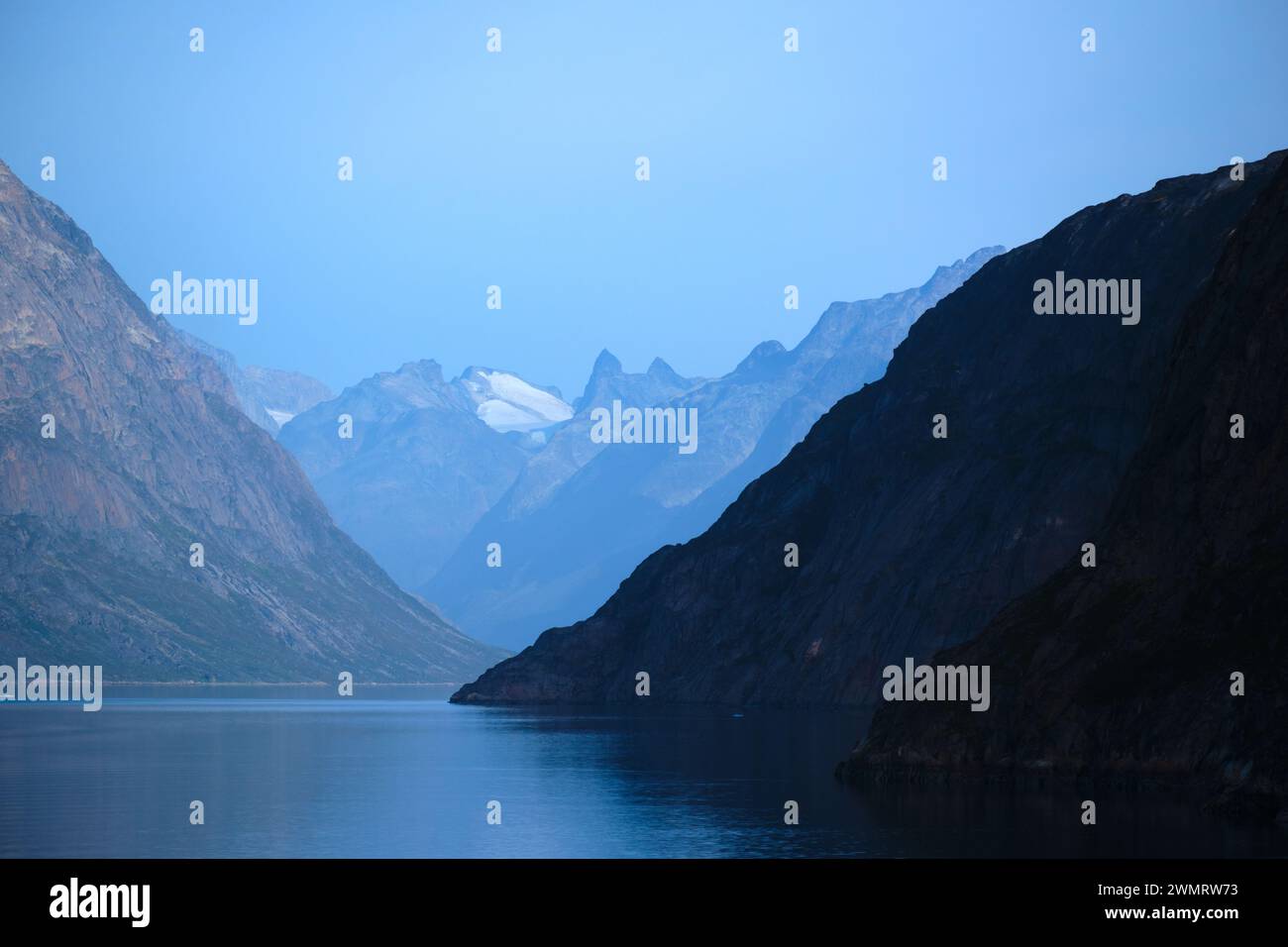 Éclairage spectaculaire tôt le matin à Prins Christian Sund - un fjord qui permet aux navires d'éviter les intempéries autour de la pointe sud du Groenland Banque D'Images