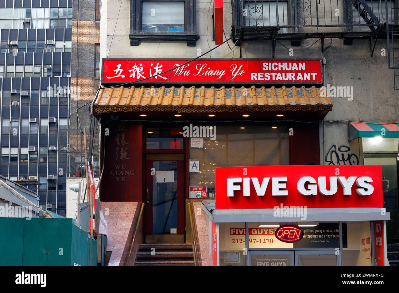 Wu Liang Ye 五粮液, 36 W 48th St, New York, NYC Storefront d'un restaurant chinois du Sichuan à Midtown Manhattan. Banque D'Images