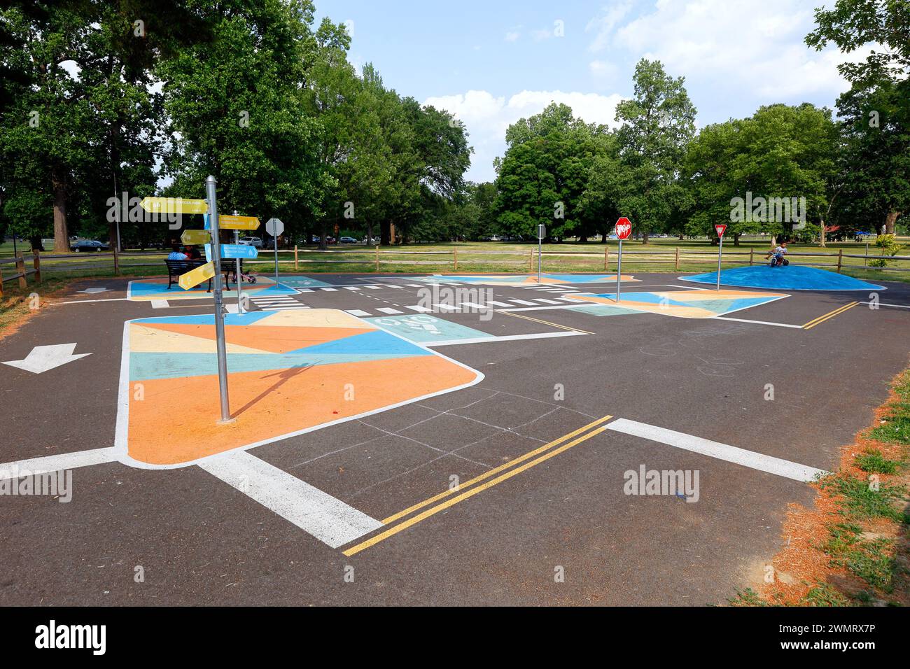 Village de sécurité de Lil’ Philly, Hunting Park, Philadelphie. Un parc de vélos modèle enseignant aux cyclistes et aux piétons comment naviguer dans les environnements urbains no Banque D'Images