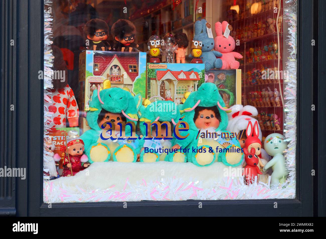 Vitrine à la boutique de vêtements de mode an.mé pour enfants à New York. Banque D'Images
