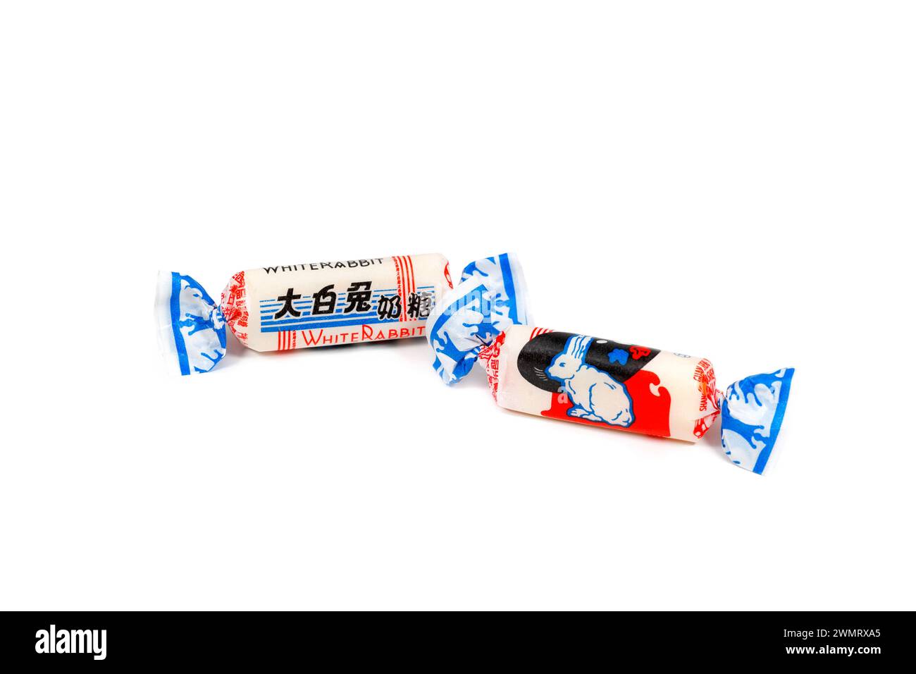 White Rabbit Candy 大白兔奶糖 confiserie chinoise de bonbons au lait isolé sur un fond blanc. image découpée pour illustration et usage éditorial. Banque D'Images