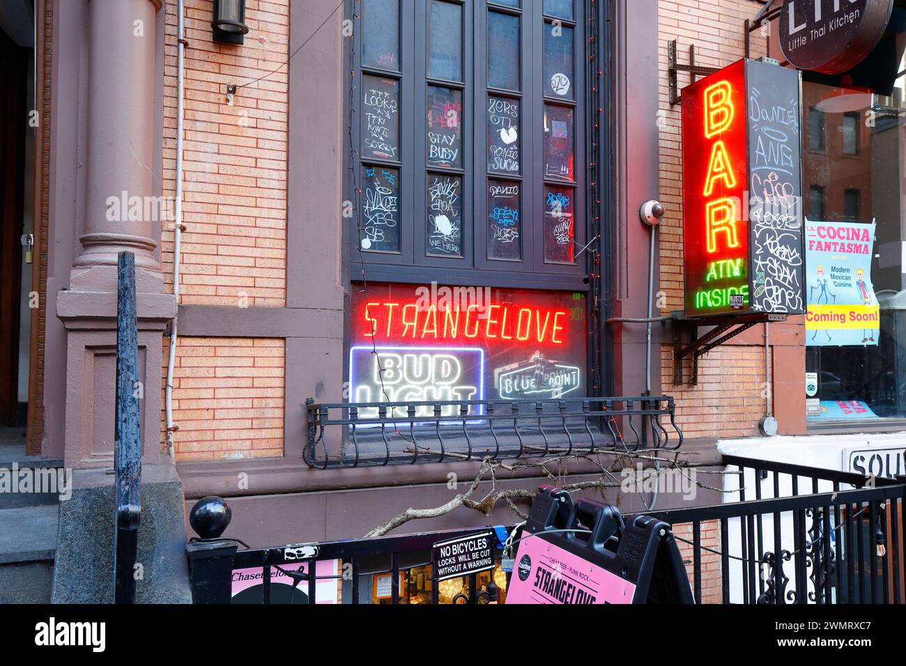 Strangelove Bar, 229 E 53rd St, New York, NYC vitrine d'un bar avec une ambiance punk rock dans Midtown Manhattan. Banque D'Images