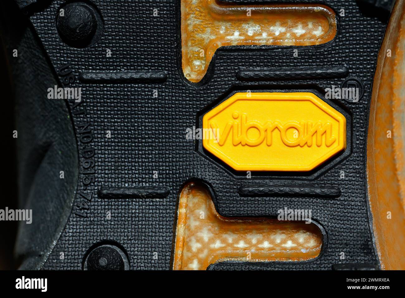 Une semelle en caoutchouc de marque Vibram sur la semelle extérieure d'une chaussure. Banque D'Images