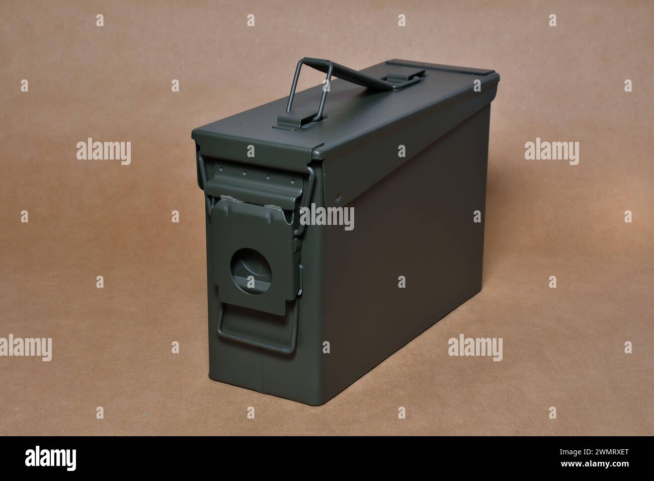 Petite boîte en métal vert de munitions militaires avec couvercle fermé Banque D'Images