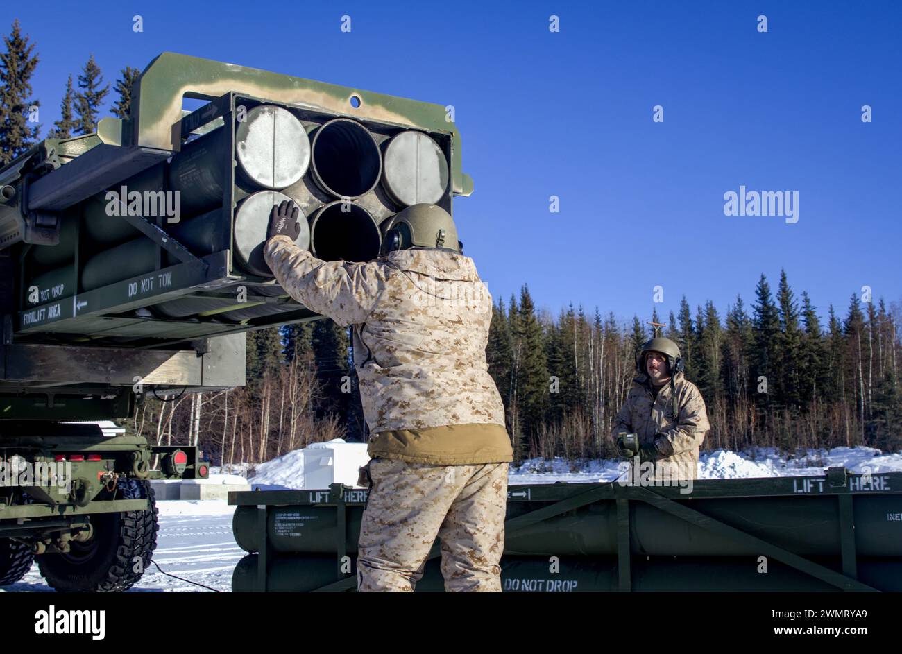 Les Marines américains avec Fox Battery, 2e bataillon, 14e régiment de Marines, 4e division des Marines, réserve des Forces marines effectuent un rechargement simulé sur un système de fusée d'artillerie à haute mobilité (HIMARS) pendant l'exercice Arctic Edge 2024 à la base aérienne d'Eielson, Alaska, le 23 février 2024. Dans le cadre des capacités de la Marine Air-Ground Task Force (MAGTF), le système d'armes HIMARS contribue de manière significative à la projection de puissance et à l'appui-feu de précision de la MAGTF pour les Marines dans divers scénarios, y compris ceux dans un environnement arctique, améliorant ainsi l'efficacité et la polyvalence globales. Arctic Edge 2024 (AE24) IS Banque D'Images