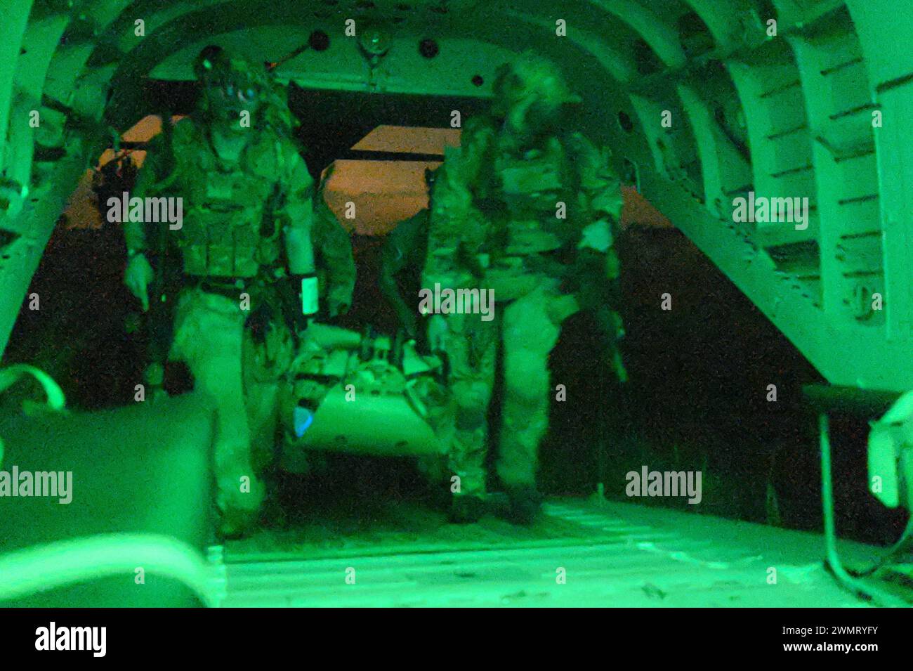 Les aviateurs de l'US Air Force affectés au 17th Special Tactics Squadron mènent un exercice de tir réel le 10 janvier 2024 à Avon Park Air Force Range, en Floride. La mission principale du 17th STS est de fournir des aviateurs du parti de contrôle aérien tactique spéciale au 75th Ranger Regiment de l'armée pour des opérations non conventionnelles. (Photo de l'US Air Force par le sergent d'état-major Gerald R. Willis) Banque D'Images