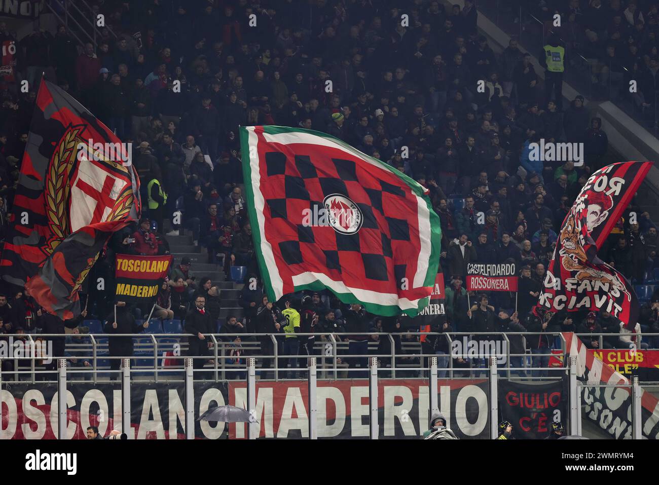 Milan, Italie. 25 février 2024. Italie, Milan, février 25 2024 : les fans de l'AC Milan brandissent les drapeaux dans les gradins avant le coup d'envoi du match de football AC Milan vs Atalanta BC, jour26 Serie A 2023-2024 San Siro Stadium (crédit image : © Fabrizio Andrea Bertani/Pacific Press via ZUMA Press Wire) USAGE ÉDITORIAL SEULEMENT! Non destiné à UN USAGE commercial ! Banque D'Images