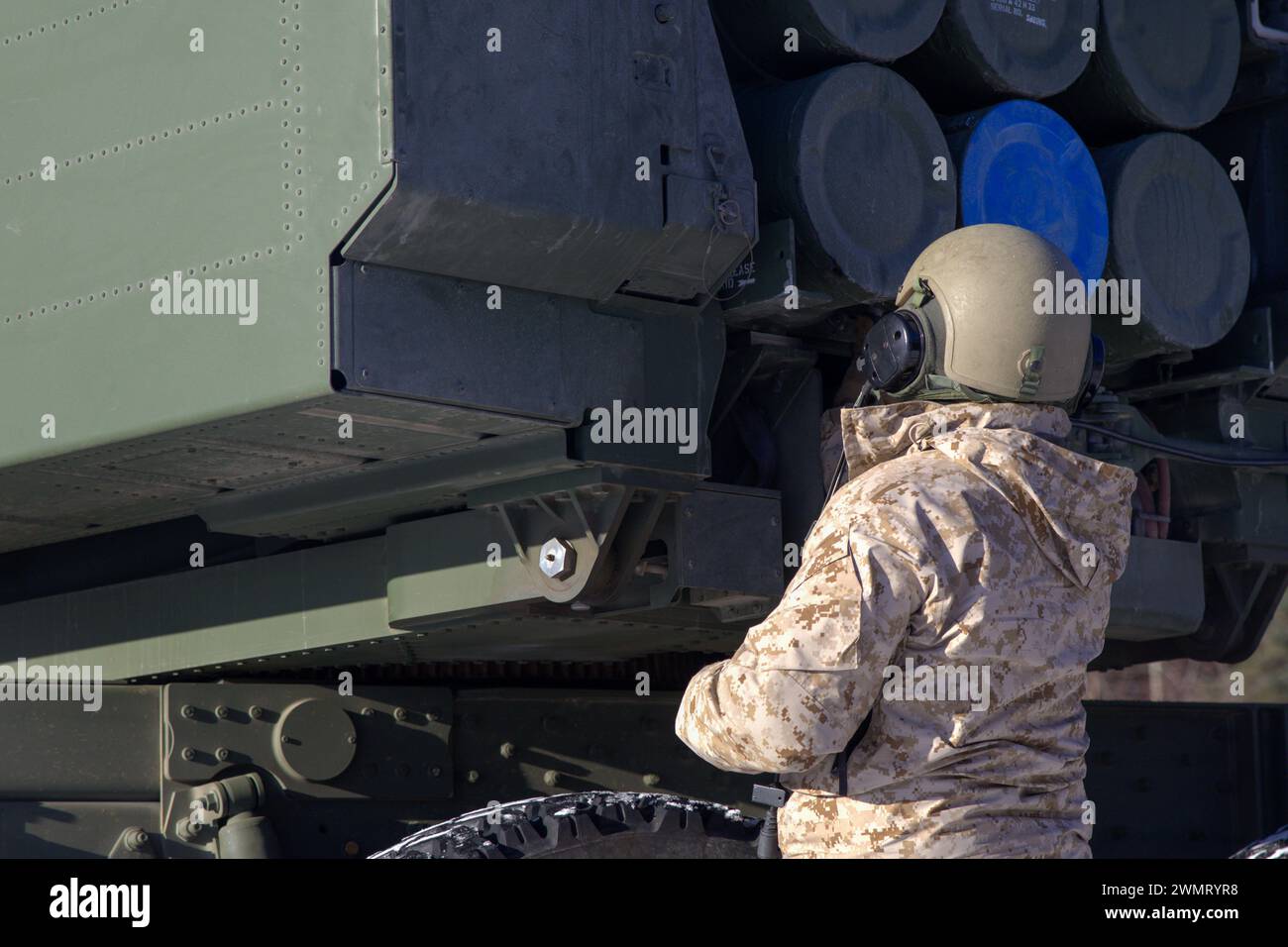 Un Marine américain avec Fox Battery, 2nd Battalion, 14th Marine Regiment, 4th Marine Division, Marine Forces Reserve effectue un rechargement simulé sur un High Mobility Artillery Rocket System (HIMARS) lors de l'exercice Arctic Edge 2024 à la base aérienne d'Eielson, Alaska, le 23 février 2024. Dans le cadre des capacités de la Marine Air-Ground Task Force (MAGTF), le système d'armes HIMARS contribue de manière significative à la projection de puissance et à l'appui-feu de précision de la MAGTF pour les Marines dans divers scénarios, y compris ceux dans un environnement arctique, améliorant ainsi l'efficacité et la polyvalence globales. Arctic Edge 2024 (AE24) i Banque D'Images
