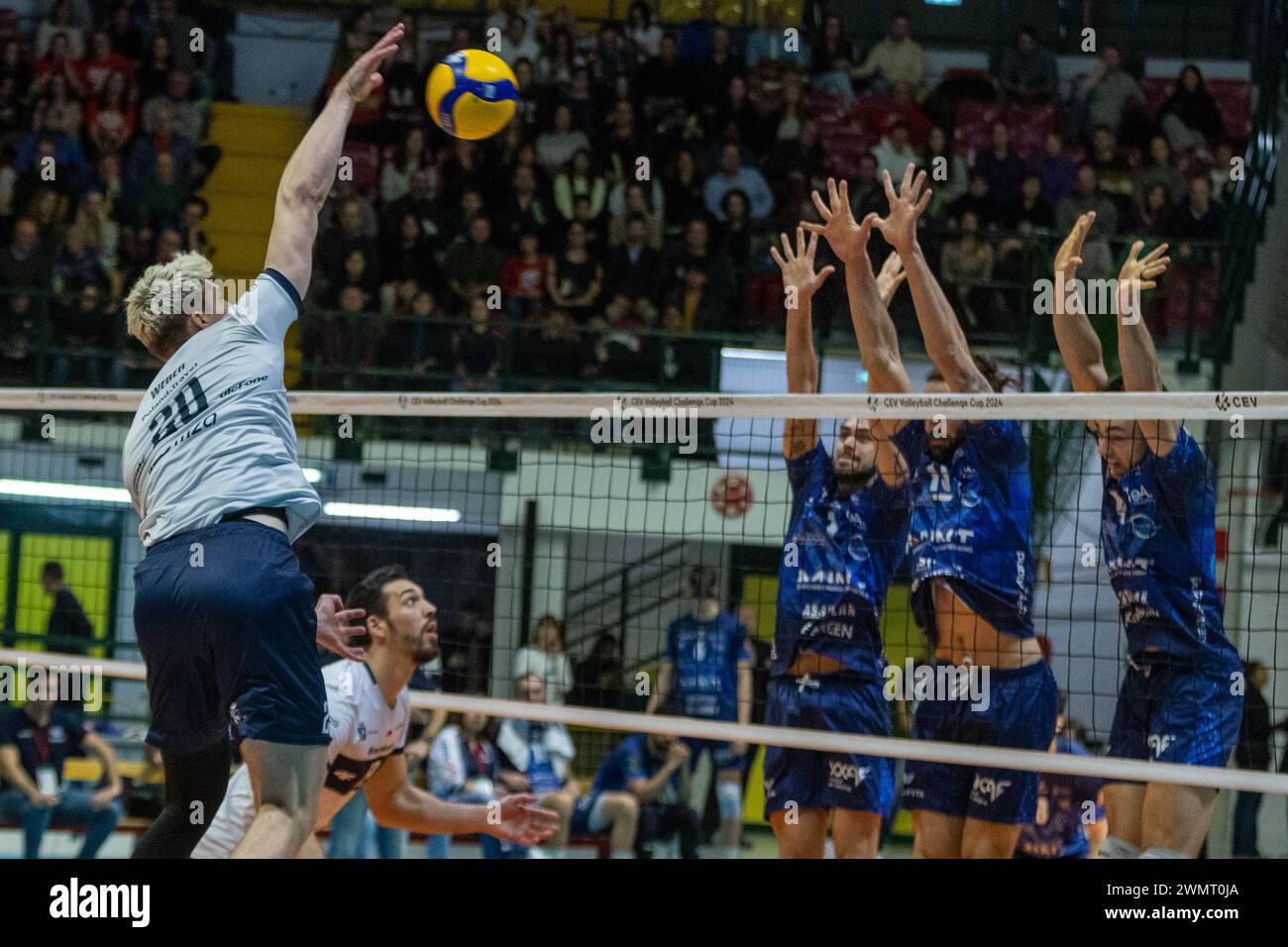 Monza, Italie. 27 février 2024. Spike of Linus Weber (Projekt Warszawa) lors de la finale CEV Challenge Cup Men 2024 match entre Mint VeroVolley Monza et Projekt Warszawa à Opiquad Arena, Monza, Italie le 27 février 2024 lors de la finale - Mint Vero volley Monza vs Projekt Warszawa, match de la compétition de volley Challenge Cup masculine à Monza, Italie, février 27 2024 crédit : Agence photo indépendante/Alamy Live News Banque D'Images