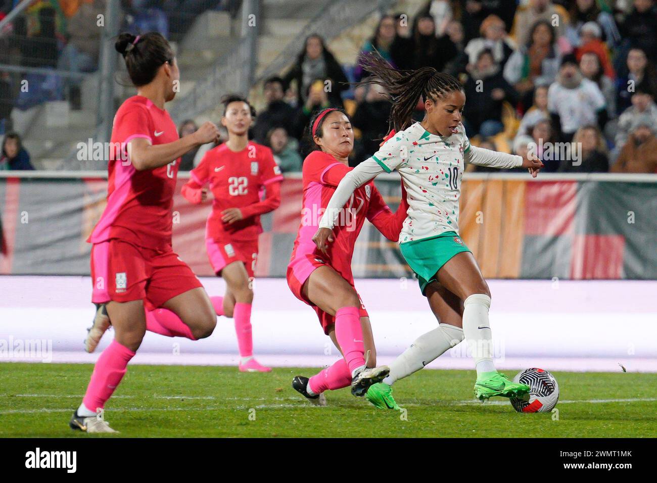 Estoril, Portugal. 27 février 2024. Choo Hyo-joo, Lee Eun-young, Lee Young-ju de Corée du Sud (C) et Jessica Silva du Portugal (R) en action lors d'un match amical entre le Portugal et la Corée du Sud à l'Estadio Antonio Coimbra da Mota.Note finale : Portugal 5:1 Corée du Sud crédit : SOPA images Limited/Alamy Live News Banque D'Images