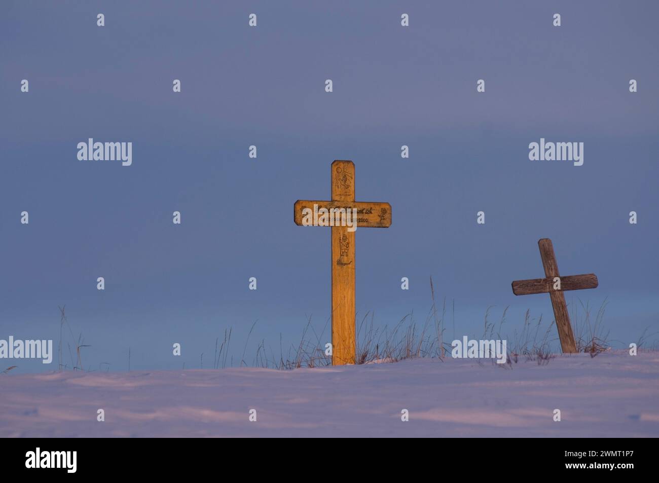 Tombes sur une colline cimetière juste à l'extérieur du cœur du village Inupiaq de Kotzebue au coucher du soleil dans l'Arctique du Nord-Ouest de l'Alaska Banque D'Images