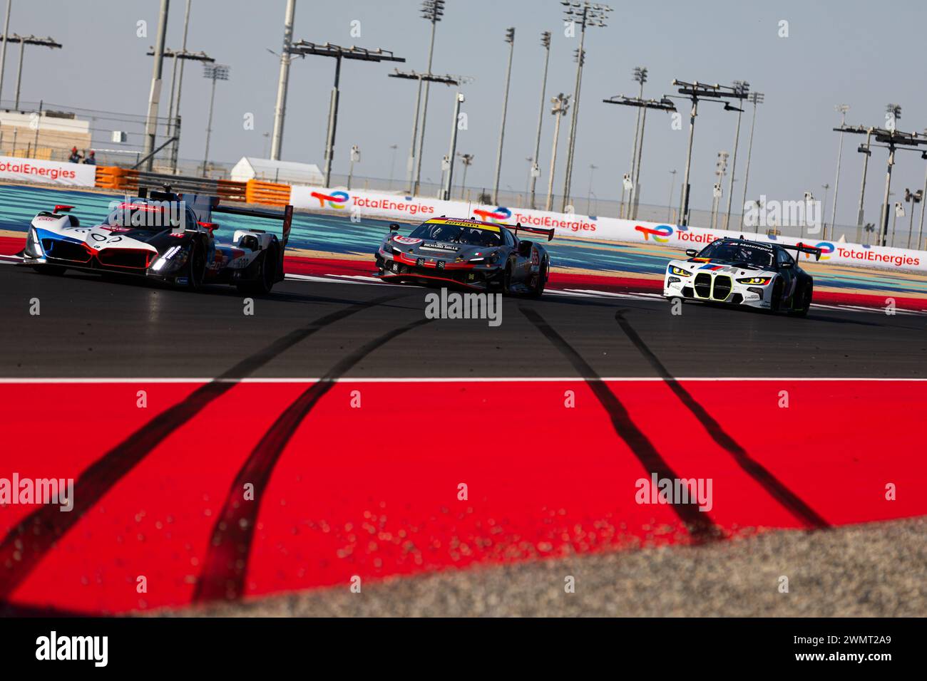 20 VAN DER LINDE Sheldon (zaf), FRIJNS Robin (nld), RAST René (ger), BMW M Team WRT, BMW Hybrid V8 #20, action, 55 HERIAU Francois (fra), MANN Simon (usa), ROVERA Alessio (ita), AF Corse, Ferrari 296 GT3 #55, action, 46 MARTIN Maxime (bel), ROSSI Valentino (ita), AL HARTHY Ahmad (omn) Team WRT, BMW M4 GT3 #46, action lors du Prologue du Championnat du monde d'Endurance FIA 2024, du 24 au 26 février 2024 sur le circuit international de Losail à Lusail, Qatar Banque D'Images