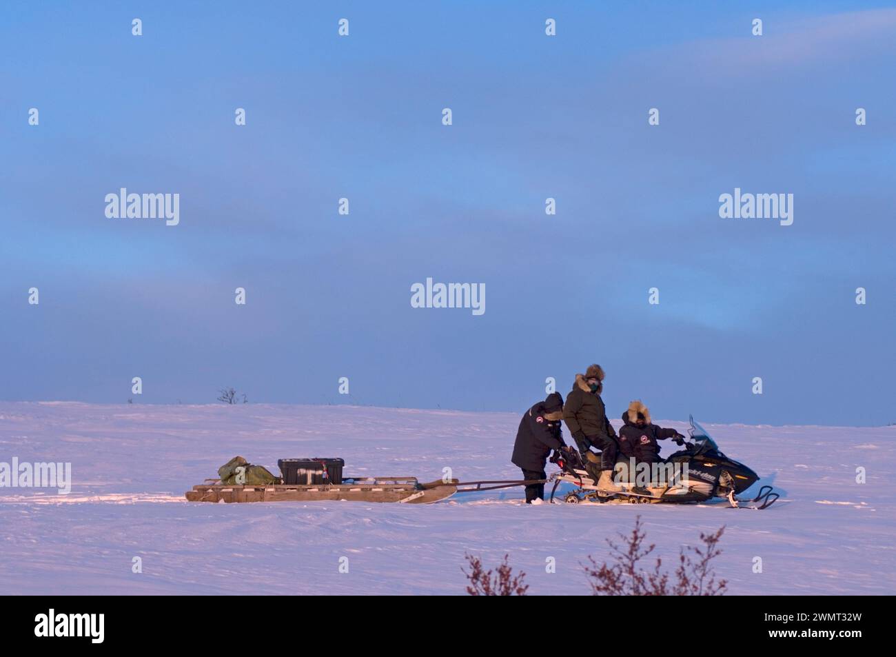 Inupiats machine à neige à l'extérieur de la ville arctique de Kotzebue se dirigeant vers aller pêcher Sheefish dans le district nord-ouest de l'Arctique de l'Alaska, États-Unis Banque D'Images