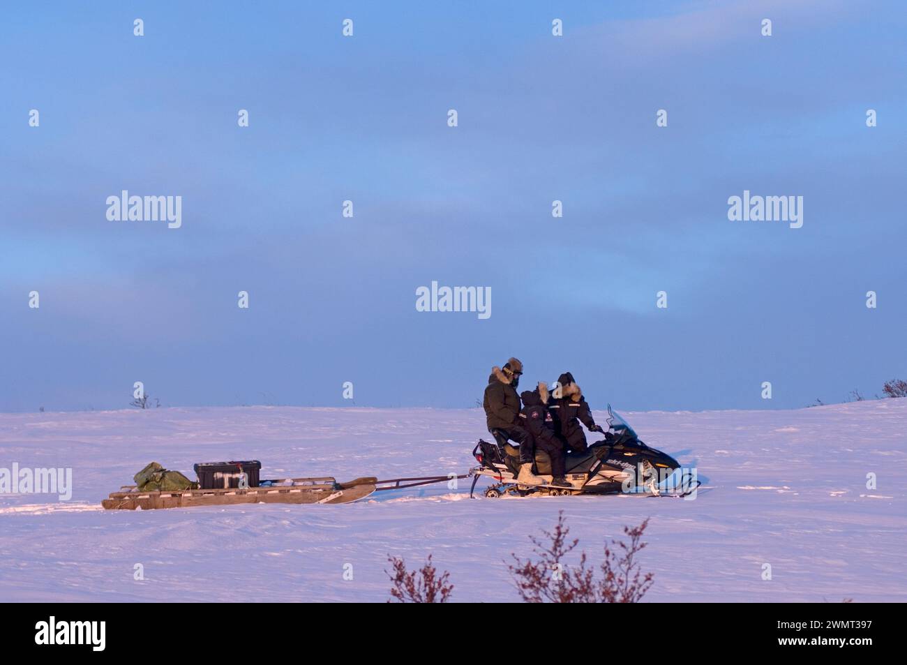 Inupiats machine à neige à l'extérieur de la ville arctique de Kotzebue se dirigeant vers aller pêcher Sheefish dans le district nord-ouest de l'Arctique de l'Alaska, États-Unis Banque D'Images