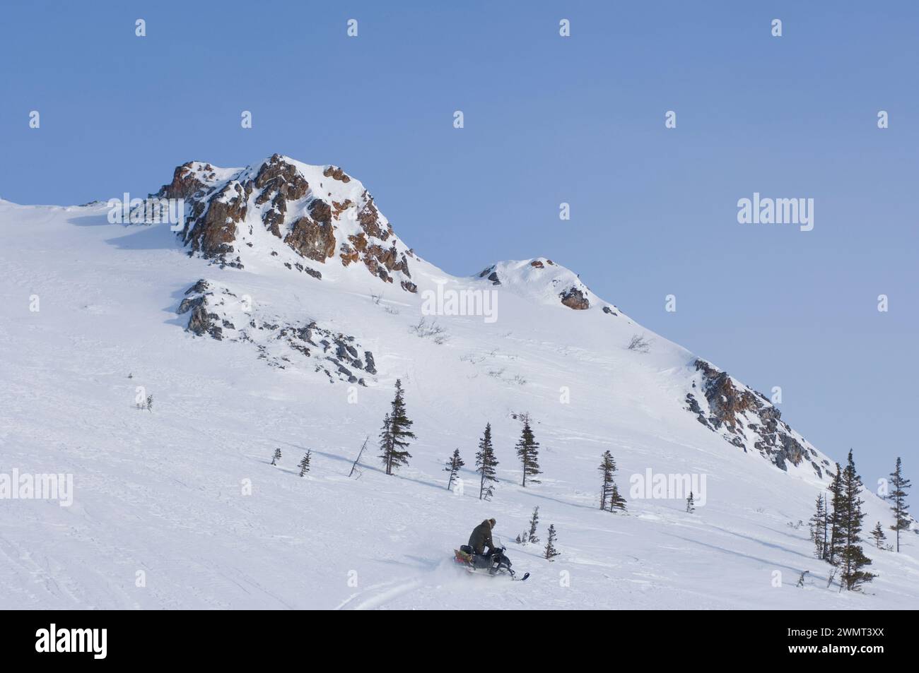 Guide Tim Cook alaskan pour l'usinage de neige à l'extérieur de la ville arctique de Kotzebue dans le district arctique nord-ouest de l'Alaska, États-Unis Banque D'Images