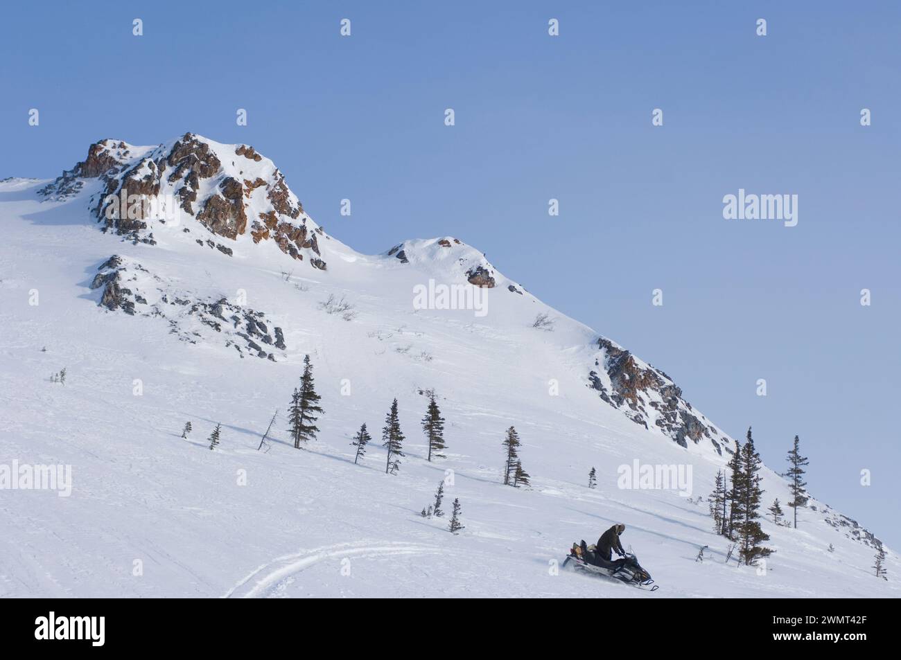 Guide Tim Cook alaskan pour l'usinage de neige à l'extérieur de la ville arctique de Kotzebue dans le district arctique nord-ouest de l'Alaska, États-Unis Banque D'Images