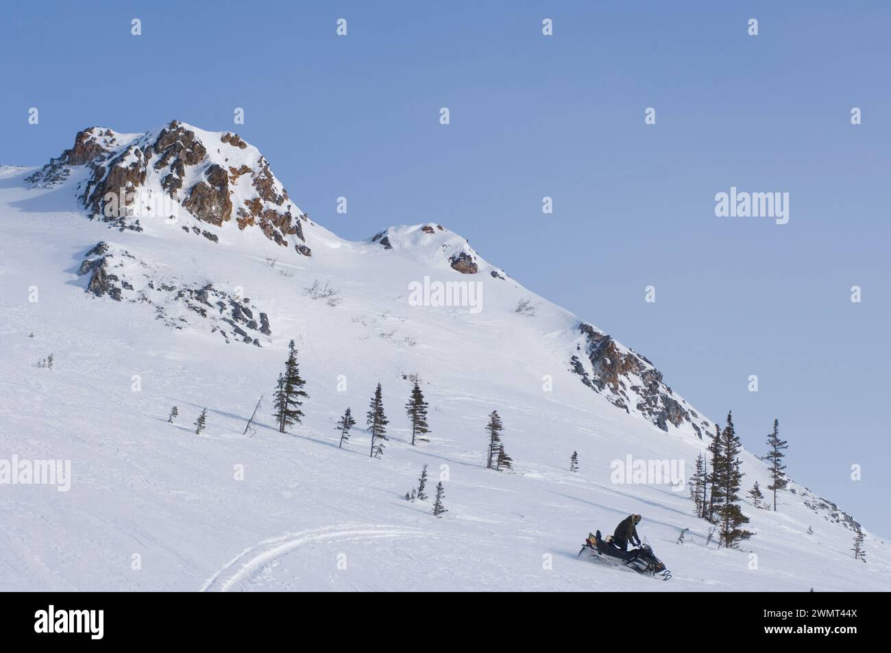 Guide Tim Cook alaskan pour l'usinage de neige à l'extérieur de la ville arctique de Kotzebue dans le district arctique nord-ouest de l'Alaska, États-Unis Banque D'Images