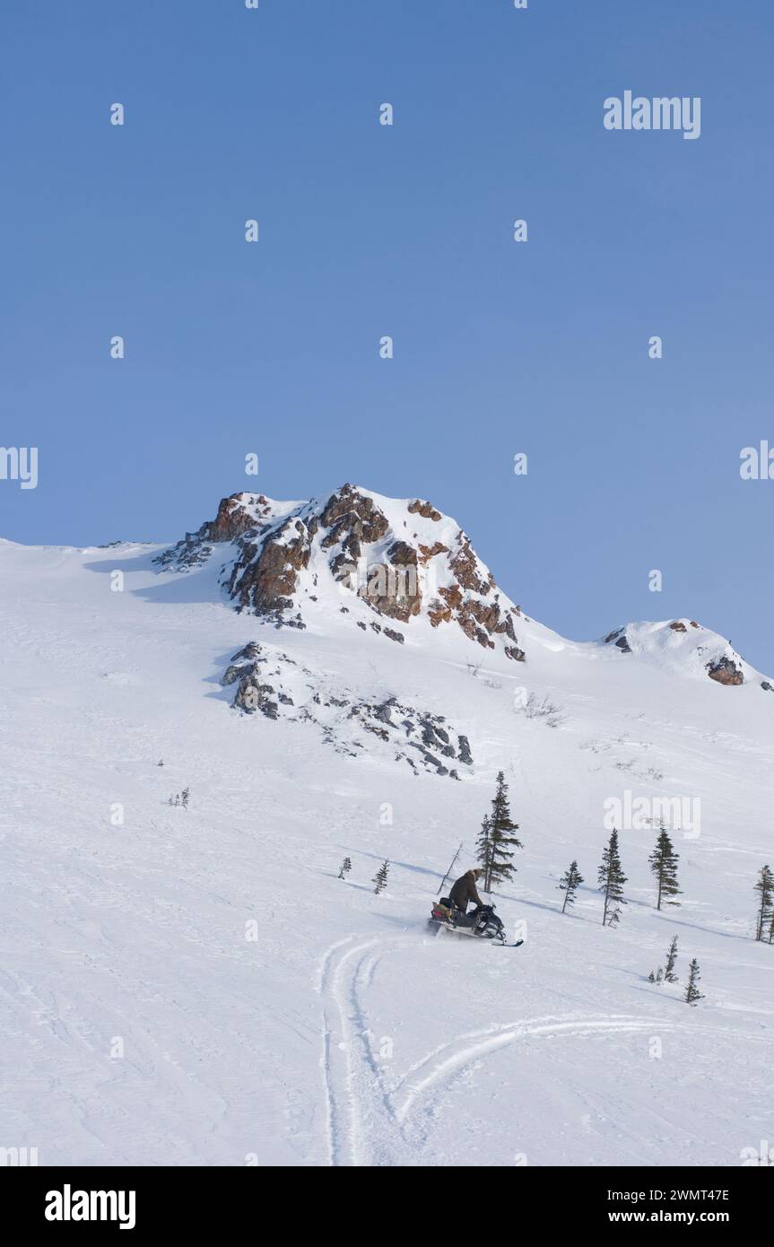 Guide Tim Cook alaskan pour l'usinage de neige à l'extérieur de la ville arctique de Kotzebue dans le district arctique nord-ouest de l'Alaska, États-Unis Banque D'Images
