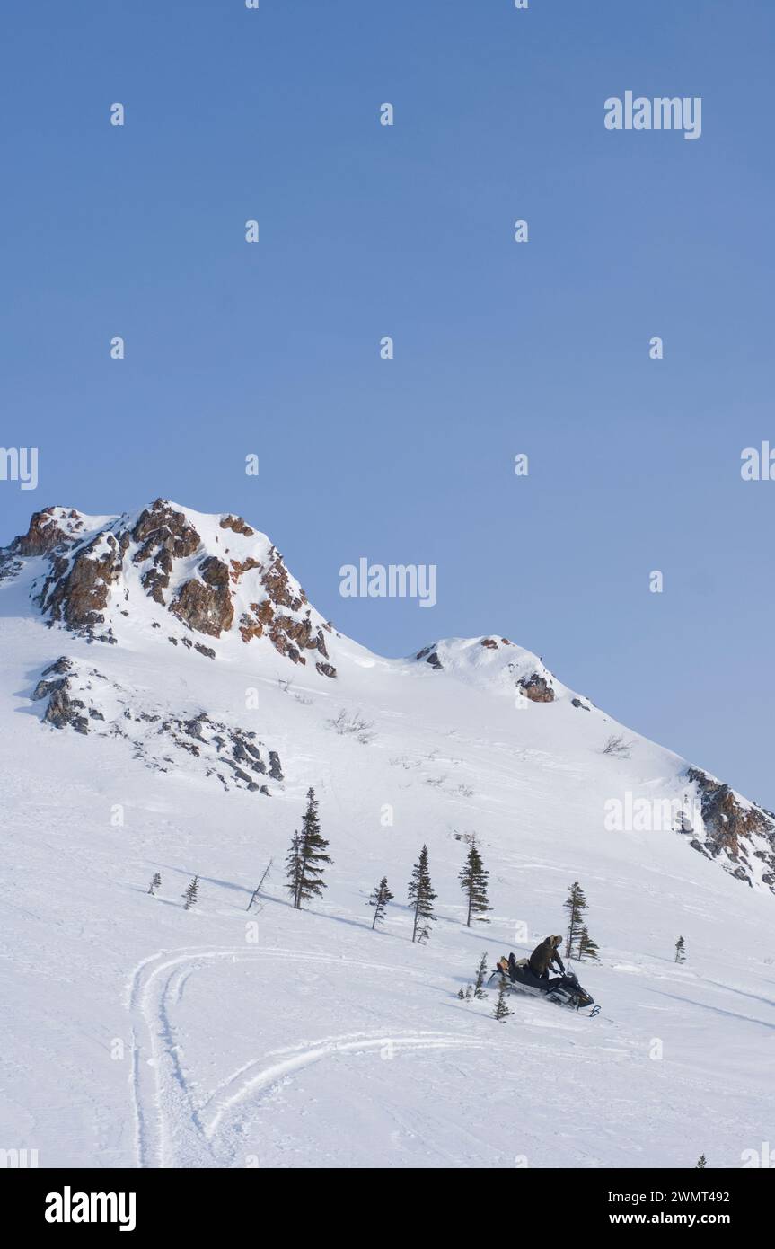 Guide Tim Cook alaskan pour l'usinage de neige à l'extérieur de la ville arctique de Kotzebue dans le district arctique nord-ouest de l'Alaska, États-Unis Banque D'Images