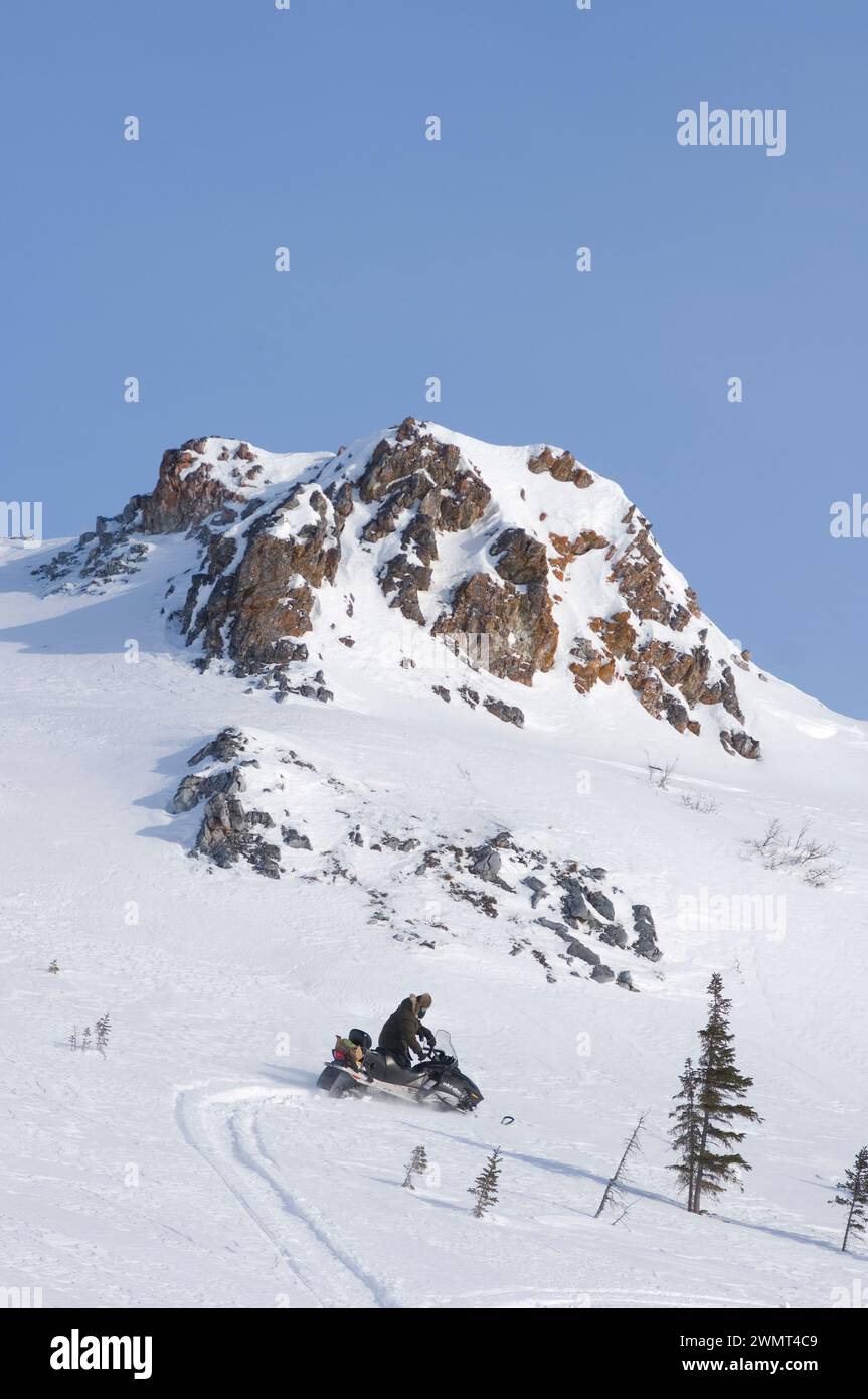 Guide Tim Cook alaskan pour l'usinage de neige à l'extérieur de la ville arctique de Kotzebue dans le district arctique nord-ouest de l'Alaska, États-Unis Banque D'Images