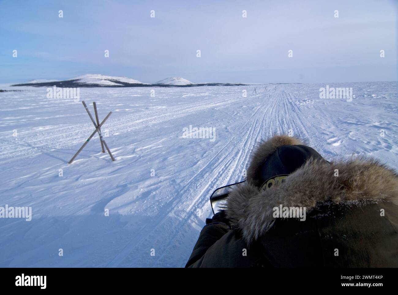 Guide Tim Cook alaskan pour l'usinage de neige à l'extérieur de la ville arctique de Kotzebue dans le district arctique nord-ouest de l'Alaska, États-Unis Banque D'Images