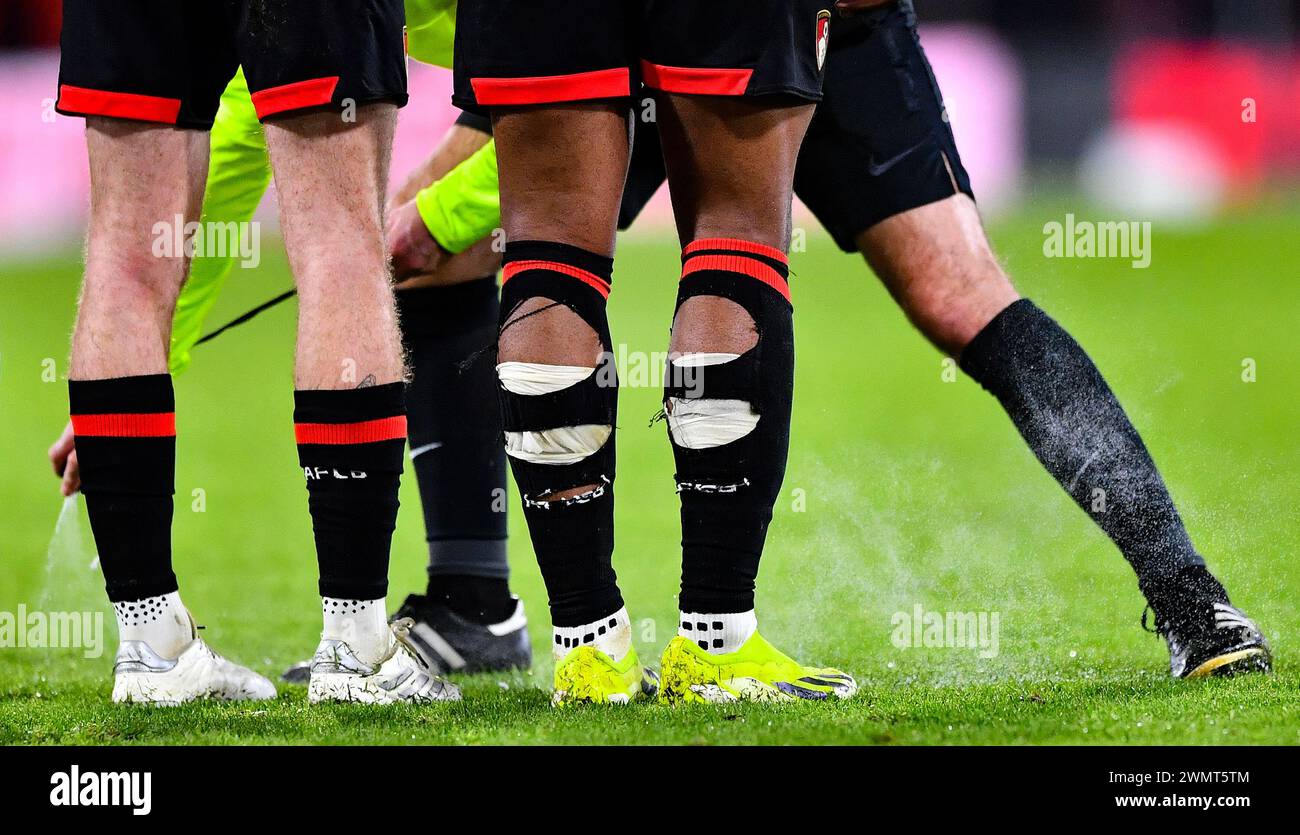 Bournemouth, Royaume-Uni. 27 février 2024. Des trous coupés sont vus dans les chaussettes des joueurs lors du match de 5e tour de l'AFC Bournemouth v Leicester City FC Emirates FA Cup au Vitality Stadium, Bournemouth, Angleterre, Royaume-Uni le 27 février 2024 crédit : Every second Media/Alamy Live News Banque D'Images