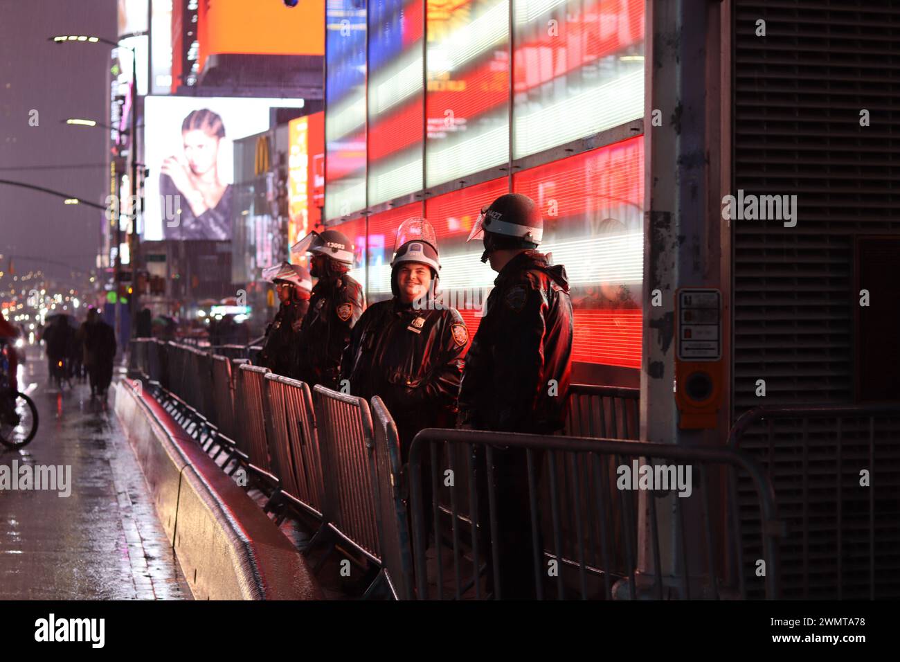 Veillée pour Aaron Bushnell au poste de recrutement des forces armées américaines à Times Square. New York, États-Unis, 27 février 2024 Robert Balli / Alamy Live News Banque D'Images