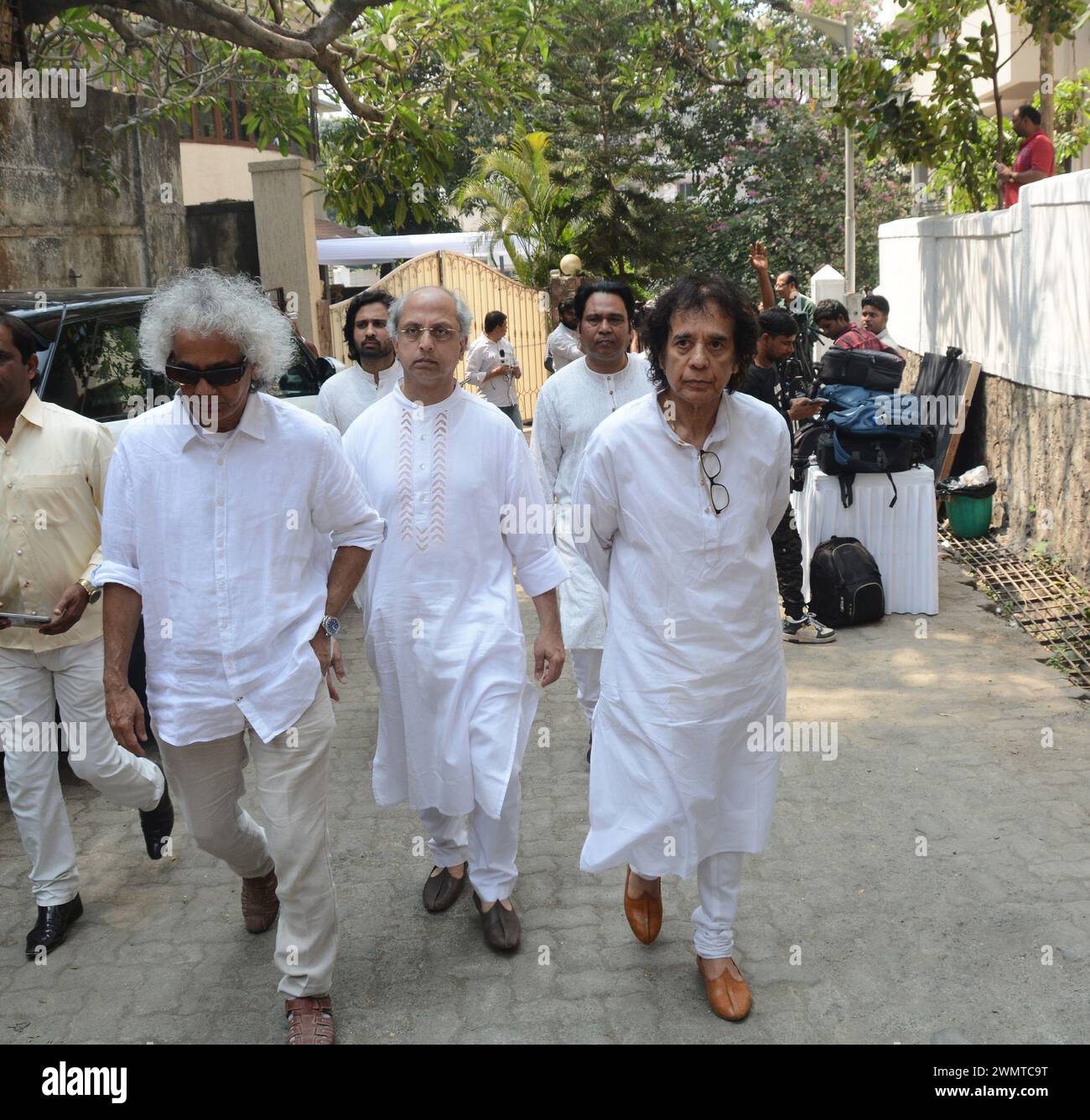 Mumbai, Inde. 27 février 2024. MUMBAI, INDE - FÉVRIER 27 : le joueur de tabla et compositeur indien Zakir Hussain assiste aux funérailles du légendaire chanteur ghazal le 27 février 2024 à Mumbai, Inde.(photo de Bhushan Koyande/Hindustan Times/Sipa USA) crédit : Sipa USA/Alamy Live News Banque D'Images