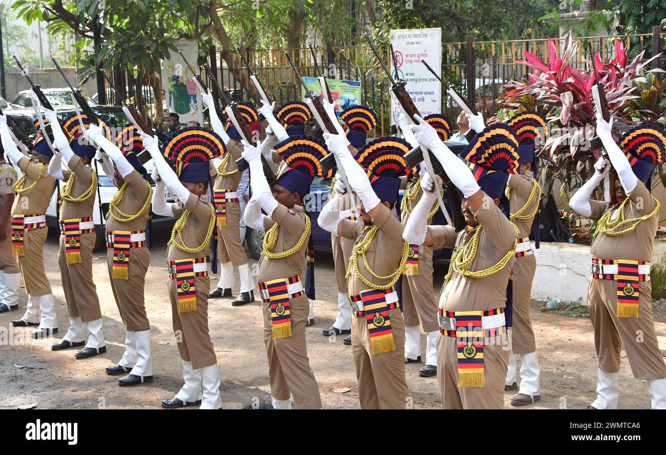 Mumbai, Inde. 27 février 2024. MUMBAI, INDE - FÉVRIER 27 : garud personnel de la police de Mumbai de Honner pendant les funérailles du légendaire chanteur ghazal, à Worli le 27 février 2024 à Mumbai, Inde.(photo de Bhushan Koyande/Hindustan Times/Sipa USA) crédit : Sipa USA/Alamy Live News Banque D'Images