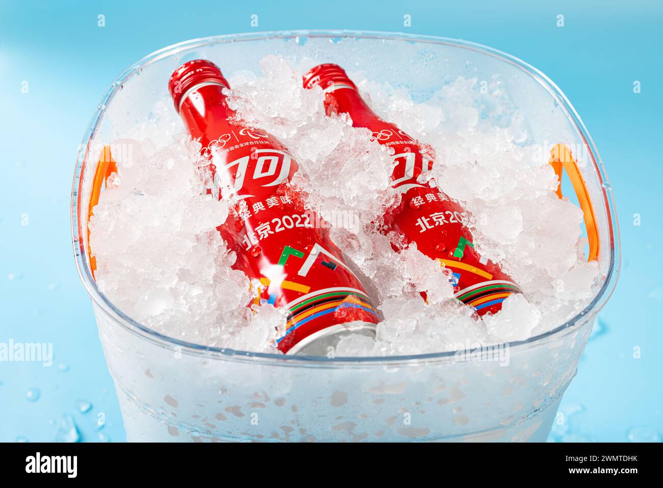 ZHONGSHAN GUANGDONG Chine-juillet 15 2023 : bouteille de Coca-Cola spécialement pour les Jeux olympiques d'hiver de Pékin 2022 avec de la glace dans un seau glacé. Banque D'Images