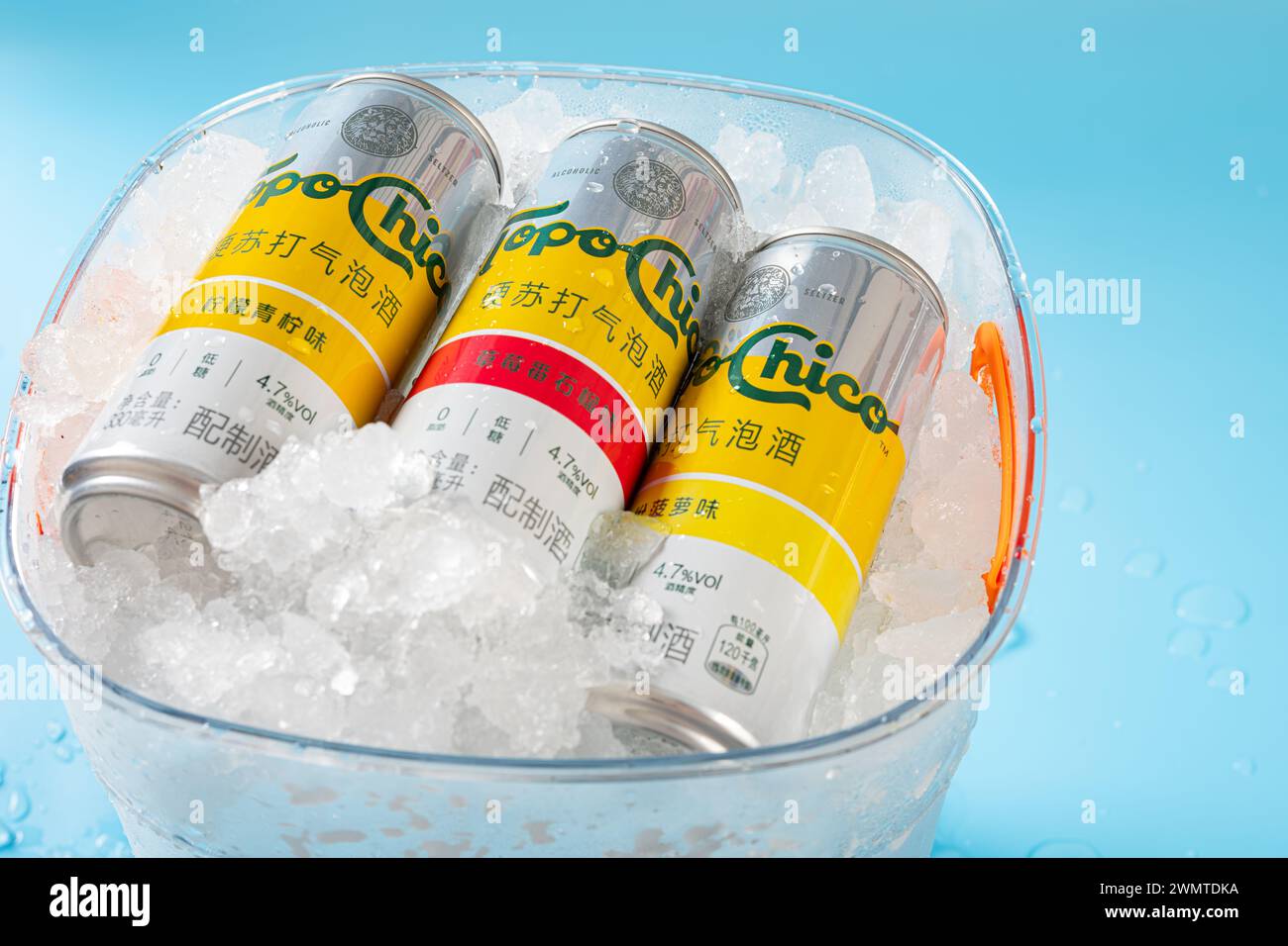 ZHONGSHAN GUANGDONG Chine-juillet 15 2023 : Coca-Colas produit Topo Chico Hard Seltzer avec de la glace dans un seau glacé, il mélange de l'eau pétillante purifiée, gluten-fr Banque D'Images