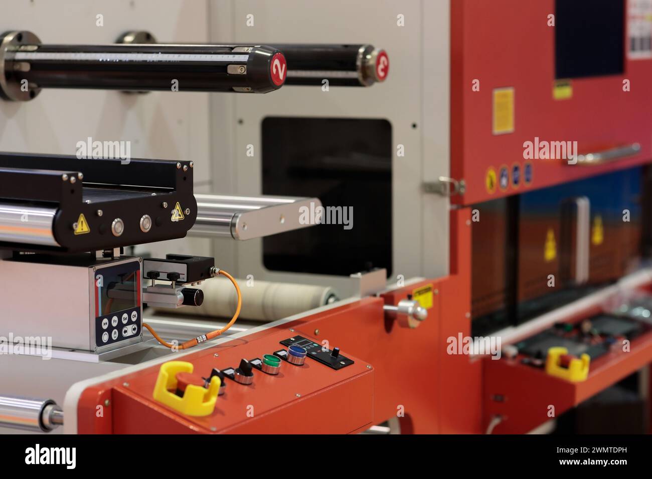 Machine de découpe laser automatique d'étiquettes adhésives en gros plan. Mise au point sélective. Banque D'Images