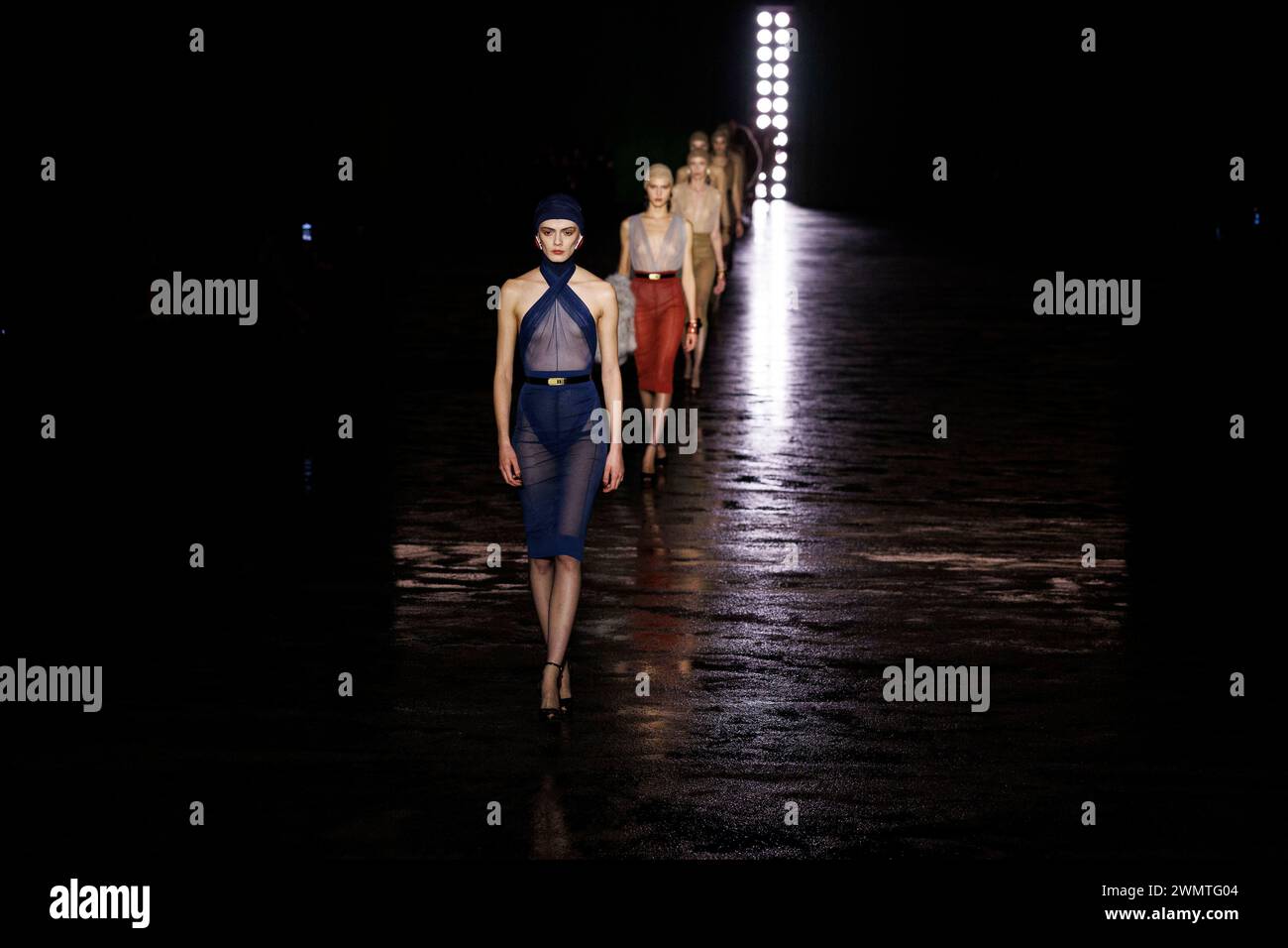 Paris, Frankreich. 27 février 2024. Défilé SAINT LAURENT automne/hiver 2024 pendant la Fashion week de Paris le 2024 février - Paris, France 27/02/2024 crédit : dpa/Alamy Live News Banque D'Images