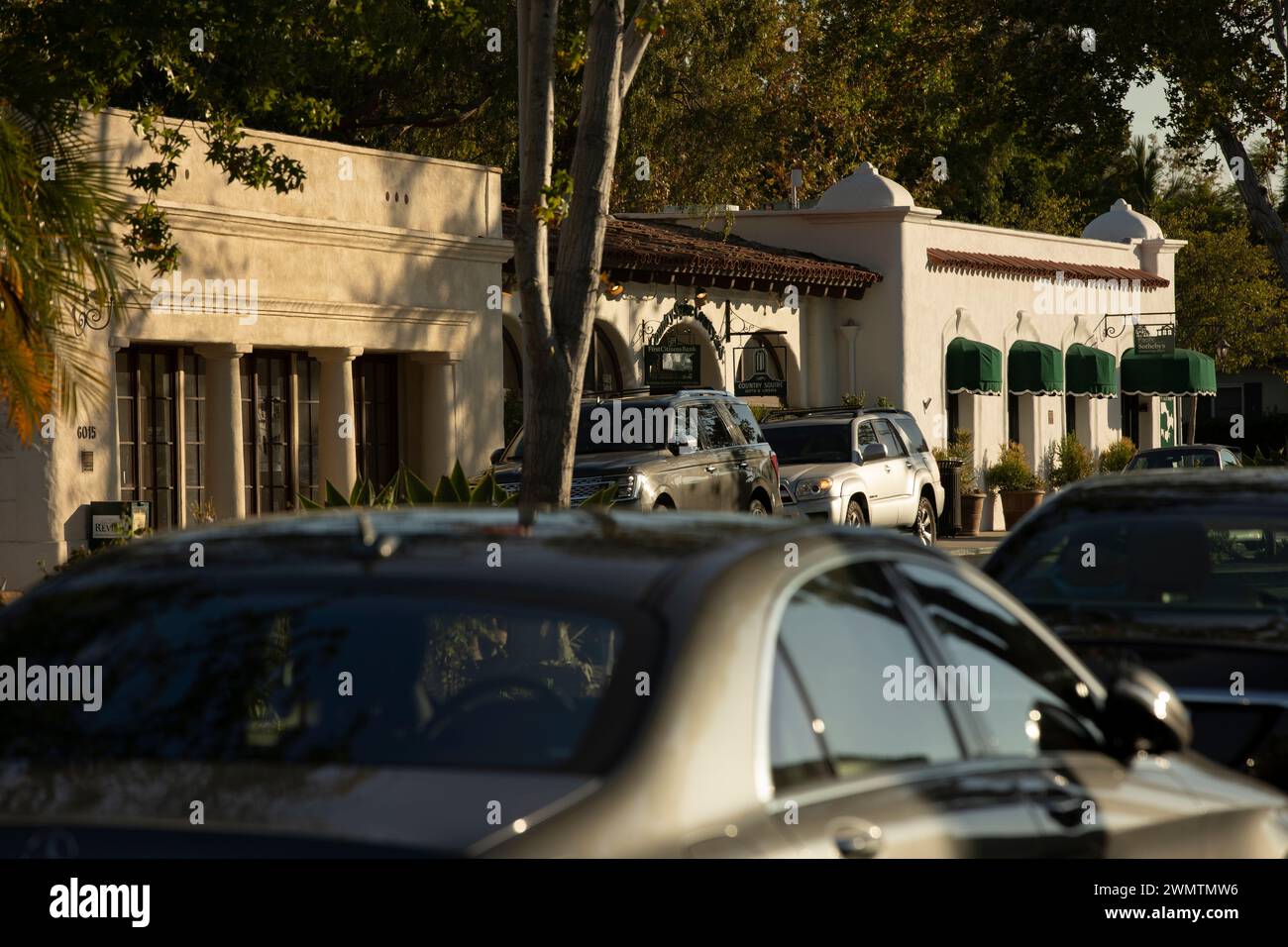 Rancho Santa Fe, Californie, États-Unis - 3 septembre 2022 : la lumière de l'après-midi brille sur les bâtiments de style renouveau de mission du centre-ville historique de Rancho Santa Fe. Banque D'Images