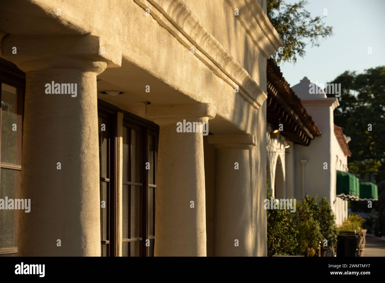 Rancho Santa Fe, Californie, États-Unis - 3 septembre 2022 : la lumière de l'après-midi brille sur les bâtiments de style renouveau de mission du centre-ville historique de Rancho Santa Fe. Banque D'Images